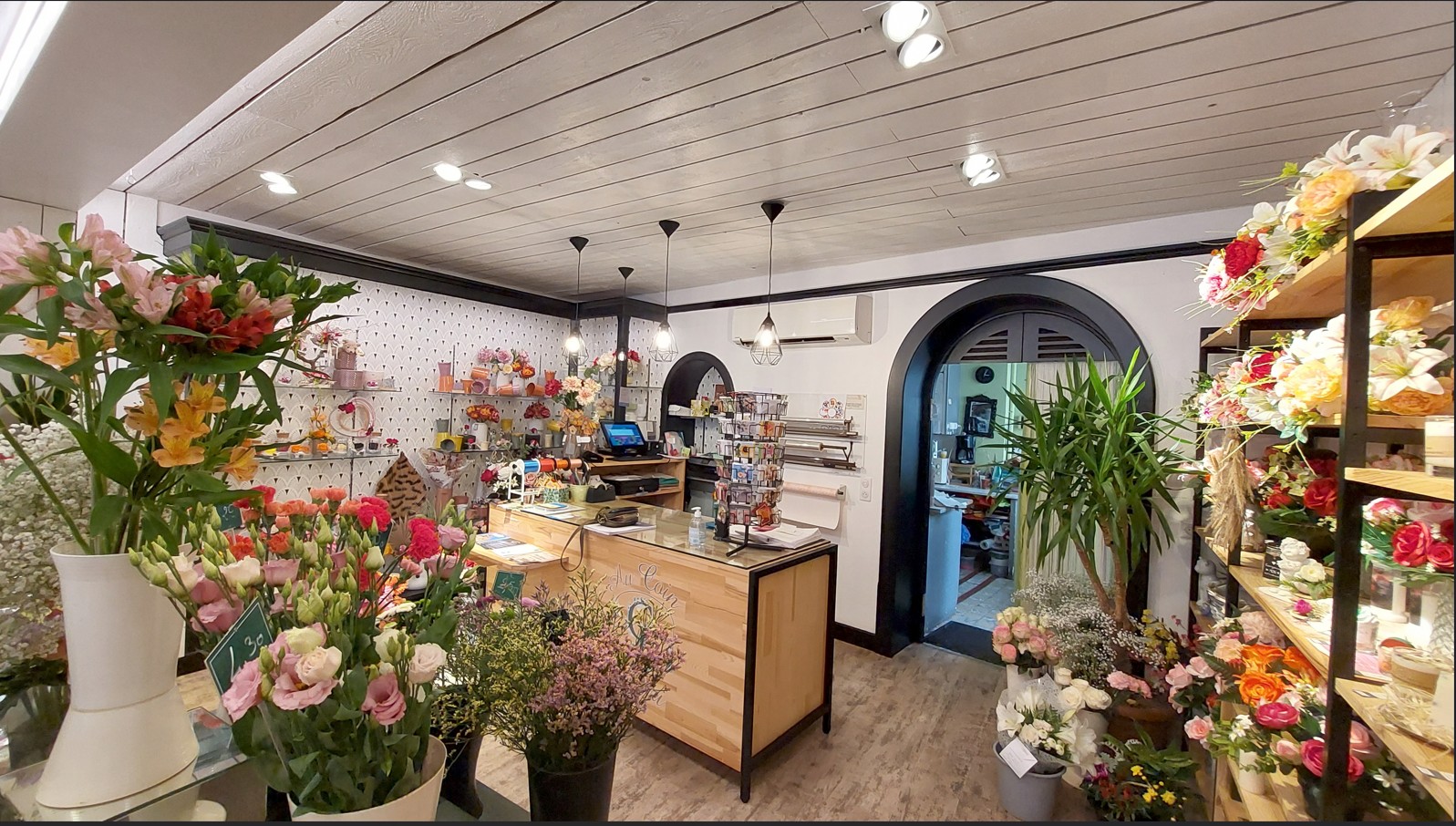 Vous êtes fleuriste, passionné(e) et à la recherche du commerce idéal ? N'hésitez plus et étudiez cette annonce faites pour vous !
Au coeur de la ville de Paray-le-Monial, riche d'un patrimoine patrimonial et spirituel, où le commerce de proximité qualitatif est plébiscité et valorisé en permanence, ce commerce vous attend !
 Rénové totalement en 2022, c'est un outil de travail au CA confortable, très positif et en constante évolution. L'installation, juste à côté d'une très belle boulangerie-pâtisserie et salon de thé, a renforcé son développement et attractivité, encore récemment.
Le commerce se compose ainsi :
- une belle vitrine et un espace extérieur aménagé,
- 45 m2 d'espace de vente climatisé,
- 1 atelier de plus de 15 m2 avec point d'eau et toilettes,
- 1 cave de 45 m2, naturellement tempérée et aménagée, idéale pour le stockage lors des temps forts (Toussaint, Noël, Fête des mères ..
- 1 cour extérieure attenante et accessible également par le côté du bâtiment.
C'est un magasin charmant, empli de fleurs fraiches, de plantes extérieures et intérieures, de petite déco et parfums d'intérieur, d'une offre qualitative de carterie.
Une offre plurielle qui a séduit une clientèle exigeante et très fidèle. 
Une salariée d'expérience accompagne la gérante passionnée depuis plus de 12 ans et sera un appui lors de votre reprise.
C'est une belle affaire à reprendre, source de revenus au sein d'une ville et territoire où il fait bon vivre et où les produits de qualité sont plus qu'appréciés !
Tradition, savoir-faire et modernité sont les atouts de cette proposition ! 
Alors n'hésitez plus et contactez-nous ! Plus de photos sur demande.