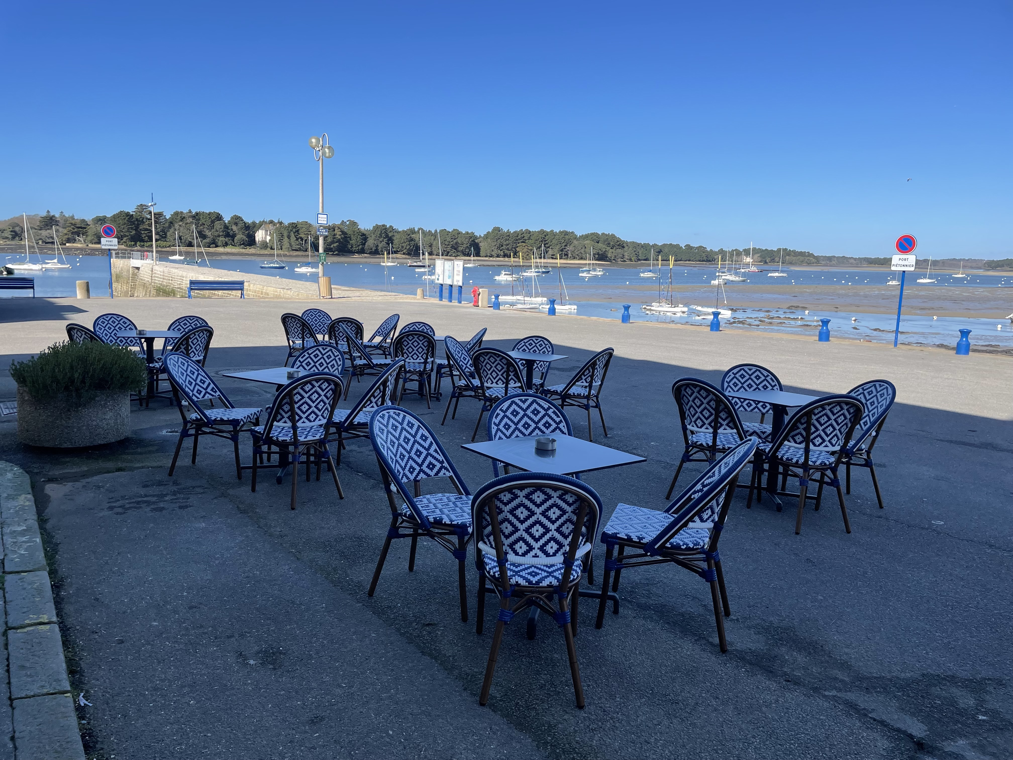 Fonds de commerce, emplacement, vue mer / affaire  d’angle avec terrasse actuellement exploiter en restaurant. Bar tabac / Fdj
Pas de travaux à prévoir
Capacité intérieure, 60 couverts, plus terrasse, 100 m²
Finistère sud
Vente cause, retraite