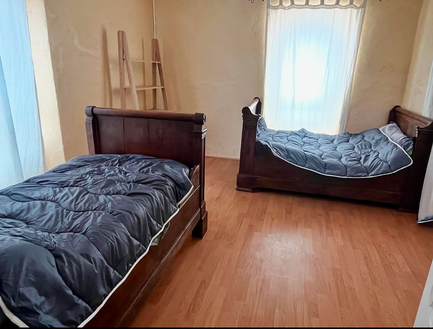 Implanté légèrement en retrait de la route, ce bien bénéficie d'un environnement calme tout en restant au plus proche de la vie du village. Son emplacement privilégié, sa configuration et ses volumes exceptionnels en font un lieu adaptable à de nombreux projets.

Grande maison d'habitation, maison familiale multigénérationnelle, habitat partagé, projet d'accueil, de gîte ou encore reprise d'une activité de restauration existante : les possibilités sont multiples.

Composition de l'ensemble :

Premier bâtiment – environ 550 m² :
Au rez-de-chaussée, un vaste espace d'environ 250 m², aujourd'hui composé de grandes pièces, d'une cuisine et de plusieurs annexes.Ces volumes généreux peuvent être transformés en belles pièces de vie pour une habitation principale ou conservés pour une reprise d'activité de restauration, le fonds pouvant être repris si souhaité.

Au premier étage :
Un appartement de 164 m² comprenant une cuisine, un salon, un bureau, 7 chambres, 2 salles d'eau et 2 WC.Des travaux de rénovation sont à prévoir (menuiseries, isolation, rafraîchissement), offrant une belle liberté d'aménagement selon votre projet.

Au deuxième étage :
Un espace d'environ 135 m², rénové récemment, composé de 6 chambres, d'une pièce commune avec cuisine et d'un espace sanitaire comprenant 3 douches, 2 lavabos et WC.Un niveau idéal pour un logement indépendant, un espace nuit supplémentaire ou un projet d'accueil.

Deuxième bâtiment – environ 141 m² :
Au rez-de-chaussée, deux grands garages de 53 m² et 82 m², équipés de portails électriques et manuels, parfaits pour le stationnement, stockage ou atelier.

À l'étage, deux espaces distincts :
• un appartement rénové de 73 m² comprenant cuisine, salon, 3 chambres, salle de bain et WC,
• un plateau brut de 68 m² à aménager entièrement, idéal pour créer un logement supplémentaire, un bureau ou un espace indépendant.

Extérieurs :
À l'arrière des bâtiments, vous trouverez 4 garages supplémentaires, une grande terrasse à repenser, ainsi qu'un terrain généreux à réaménager selon vos envies : jardin, espace détente ou projet paysager.

Confort et technique :
Le chauffage principal est assuré par une chaudière au fioul, complétée par une cheminée bois pour le bâtiment principal.Les appartements sont équipés de radiateurs électriques.

Cadre de vie et environnement :
Le bien profite d'un cadre de vie authentique, animé par une vraie vie de village.À proximité immédiate : campagne préservée, balades nature, lac du Pechay et lac du Bouchet, très appréciés pour les loisirs et la détente.

En résumé :
Un ensemble immobilier rare par ses volumes, sa modularité et son potentiel, idéal pour un projet de vie ambitieux, qu'il soit résidentiel, familial, collectif ou professionnel, dans un environnement paisible et humain.