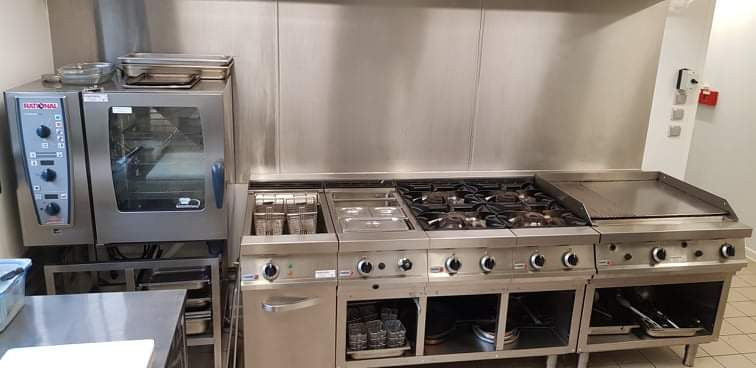 restaurant de campagne dans village agréable, deux salles de restaurant de 30 et 20 couverts, bar, laboratoire à pizza, cuisine en très bon état et au normes ( refaite à neuf en 2016).aucun travaux à prévoir. Terrasse extérieure 25 couverts minimum. 1chambre extérieur. Appartement de 100m² au 1er étage refait à neuf (2016). Grenier 100m².
loyer 600? comprenant commerce + appartement.