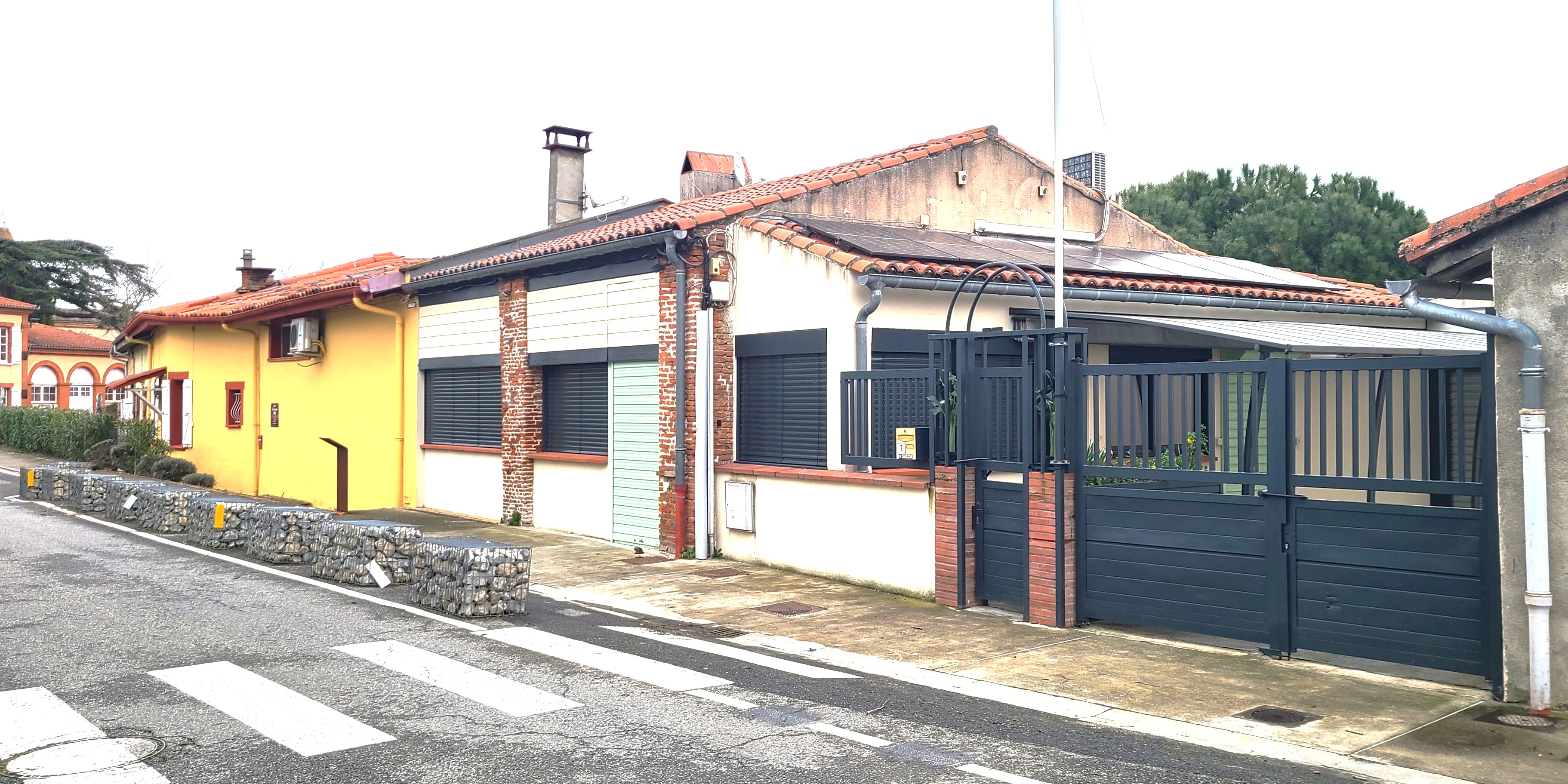 Dans le cadre d'un nouveau bail de mise en gérance libre, et aux fins de la redynamisation du village, la commune de Grazac -31190 - recherche un ou des gérants(es) souhaitant relever les défis et attentes des habitants (consultés via un sondage).
Nous attendons :  Une palette d’offres commerciales qualitatives  Amplitude d’horaires de fonctionnement adaptée aux attentes de la population  Déployer des activités de « Café / Bar / Restaurant » et autres services (traiteur, épicerie, dépôts divers …).
 Initier , créer et développer un lieu de vie, de rencontres, de partage, d’animations dans un contexte de vie rurale dynamique.
A ces fins, la commune parie sur un(e) ou des personnes volontaire(s) qui souhaite(nt) s'impliquer dans un village en pleine expansion. Le sens commercial et de service, la communication de terrain seront les clefs de la réussite.
Dans ces perspectives l'équipe municipale met à disposition un local équipé et rénové à destination commerciale (sans logement), et une licence IV .
Toutes autres informations seront communiquées via le site, jusqu'à d'éventuelles prises de RDV.