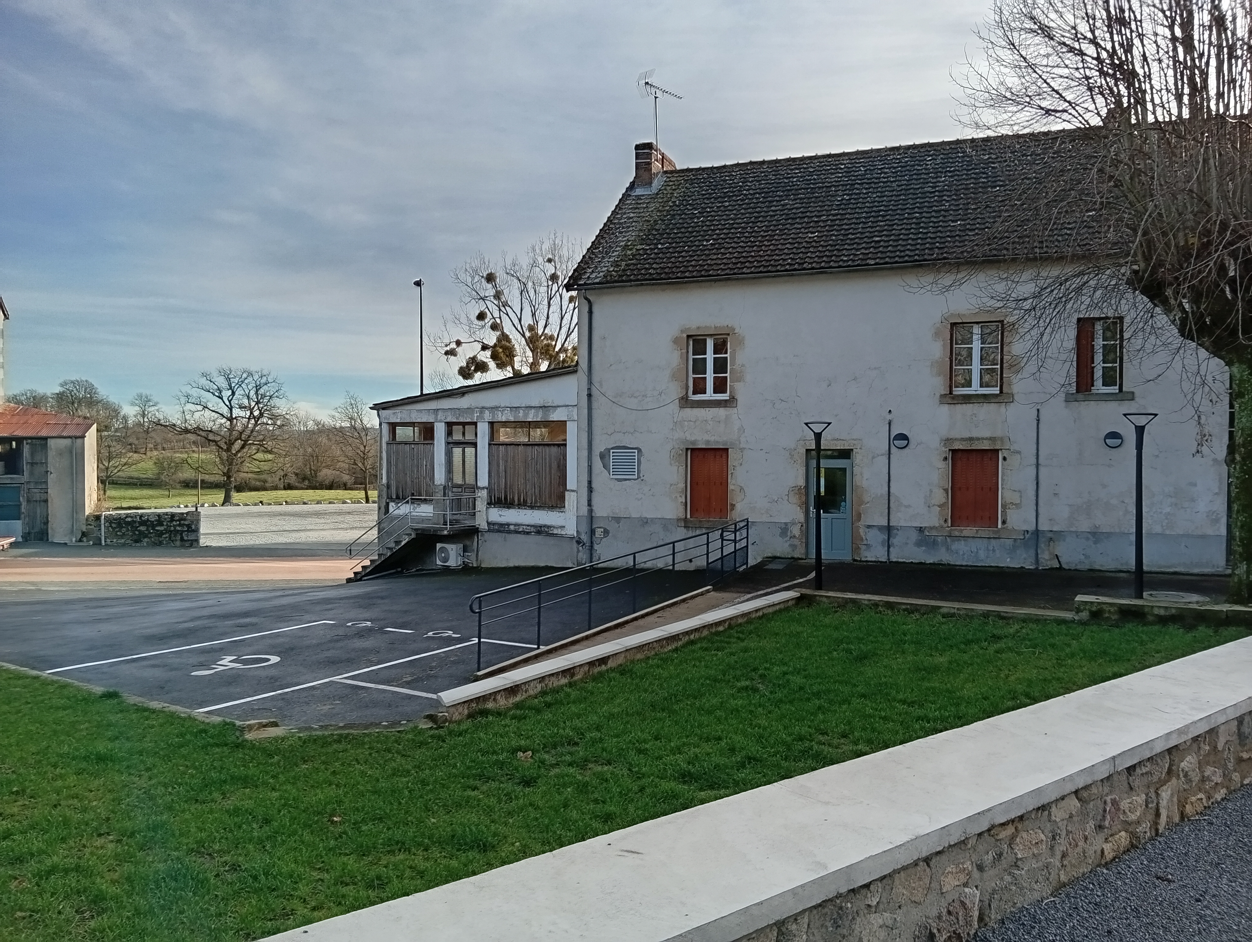 En cœur de bourg, le long de la RD996 reliant l’Allier au sud-Est de la Creuse.  L’emplacement est facilement identifiable et accessible, avec un passage régulier lié à la traversée du bourg et à la circulation locale.
L’activité est entièrement à imaginer !

Le bâtiment permet de développer :
· Une activité de bar de proximité ;

· Un restaurant ou toute forme de restauration (traditionnelle, locale, événementielle, thématique, cuisine du terroir, restauration de groupe) ;

· Une activité d’hébergement touristique (maison d’hôtes, gîte, accueil de randonneurs, hébergement familial, résidence de tourisme) grâce aux espaces disponibles aux étages ;

 · Une activité mixte et polyvalente associant restauration, événementiel, hébergement, animations culturelles ou activités de loisirs ;

· Toute initiative complémentaire au dynamisme local (espace coworking, brunchs, ateliers culinaires, soirées thématiques…).

Le bâtiment offre une configuration exceptionnelle pour un projet complet ou pluriel :

- Espace bar d’une capacité de 10 couverts ;

- Cuisine professionnelle entièrement équipée (liste des équipements sur demandes);

- Grande salle de réception pouvant accueillir entre 80 et 100 couverts ;

- Deuxième salle avec véranda, capacité 20 à 25 couverts ;

- Hébergement potentiel avec deux étages comprenant :

 => 5 chambres au premier étage,

=>  3 chambres au second étage ;

- Appartement indépendant, idéal pour les gérants ou pour une location complémentaire ;

- Travaux de rénovation à prévoir, avec prise en charge par la mairie du changement des fenêtres et de l’isolation par l’extérieur ;

 

Les modalités de mise à disposition du bâtiments sont flexibles :

- Bail emphytéotique avec possibilité d’achat au bout de 20 ans,

- Ou bail commercial classique.

L’intégralité des équipements de la cuisine sont disponibles à la vente uniquement dans le cadre de la reprise du commerce (possibilité de crédit-bail).


 À propos du territoire :

 Idéalement situé au carrefour du Plateau de Millevaches, de l’ancien bassin minier creusois et du département Marche et Combraille.

Ce territoire rural de 50 communes pour 13 500 habitants est à la fois une porte d’entrée et une vitrine de ce que la Creuse a à offrir.

La commune de Rougnat, située en Creuse au cœur de la région Nouvelle-Aquitaine, offre un cadre de vie rural de qualité, paisible et attractif.

Implantée dans un environnement naturel préservé, elle bénéficie d’un positionnement stratégique entre l’Auvergne et le Limousin, à proximité de centres d’activité comme Évaux-Les-Bains et Auzances.

Son territoire accueille une population locale fidèle et un flux touristique saisonnier lié à la randonnée, à la nature et aux activités de plein air.

 
Les aides économiques disponibles

Lors de la reprise de ce commerce, accompagnés par nos chargés de mission, vous pourrez vous rapprocher de la Région Nouvelle Aquitaine pour candidater à l’obtention d’aides sous forme de subvention pour des investissements matériels.

Les taux et conditions d’éligibilité sont définis selon un règlement d’intervention et peuvent être amenés à varier entre la parution de cette offre de reprise et votre prise de contact. Renseignez-vous auprès de ces organismes.

 Marche et Combraille en Aquitaine via le dispositif ACP :

          - 30% avec un plafond d’aide de 22 500 € avec un montant minimum de   dépenses de 1 500€.

 Région Nouvelle - Aquitaine :

          - 50% maximum avec un minimum de 8 000 de dépenses éligibles.

 Initiatives Creuse :

         - Prêt d’honneur à taux 0, en complément d’un prêt bancaire.