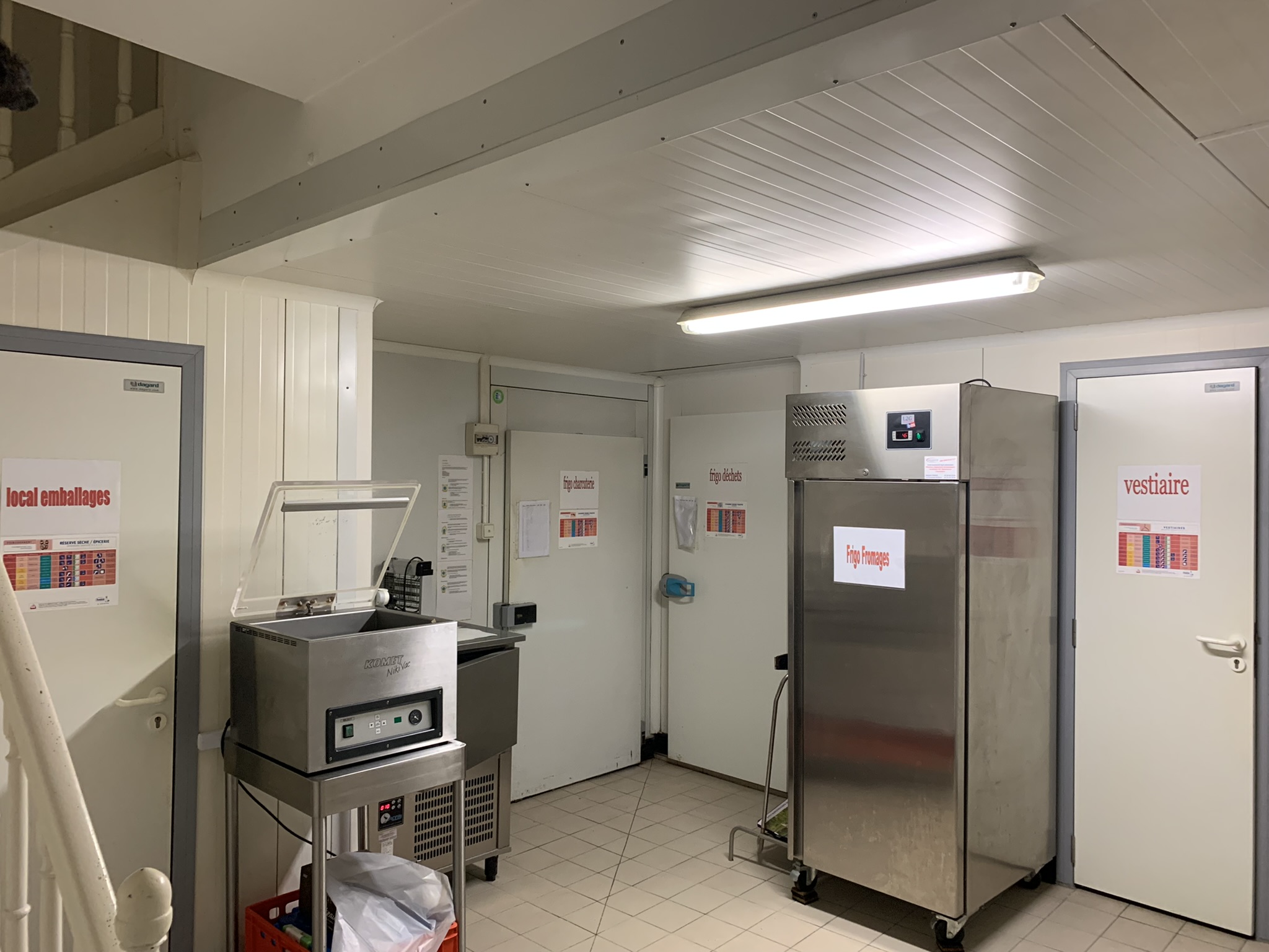 Vends boucherie charcuterie volaille.
Située dans un village de 2500 habitants. C’est la seule Boucherie présente dans la ville.
Stationnement à proximité.
La boutique et le laboratoire sont entièrement refait à neuf.
Possibilité de loger sur place dans un appartement à l’étage refait à neuf.
Très bon chiffre d’affaires avec des résultats net excellent.
Possibilité de développer le traiteur.
Sept semaines de fermeture annuelle.
Congé hebdomadaire le dimanche, lundi et mercredi après-midi
Deux salariés.
Pour plus de renseignements concernant le chiffre d’ affaires ,les résultats  ainsi que le prix de vente vous pouvez m’appeler au numéro indiqué.
Je me tiens à votre disposition pour tout renseignement complémentaire.