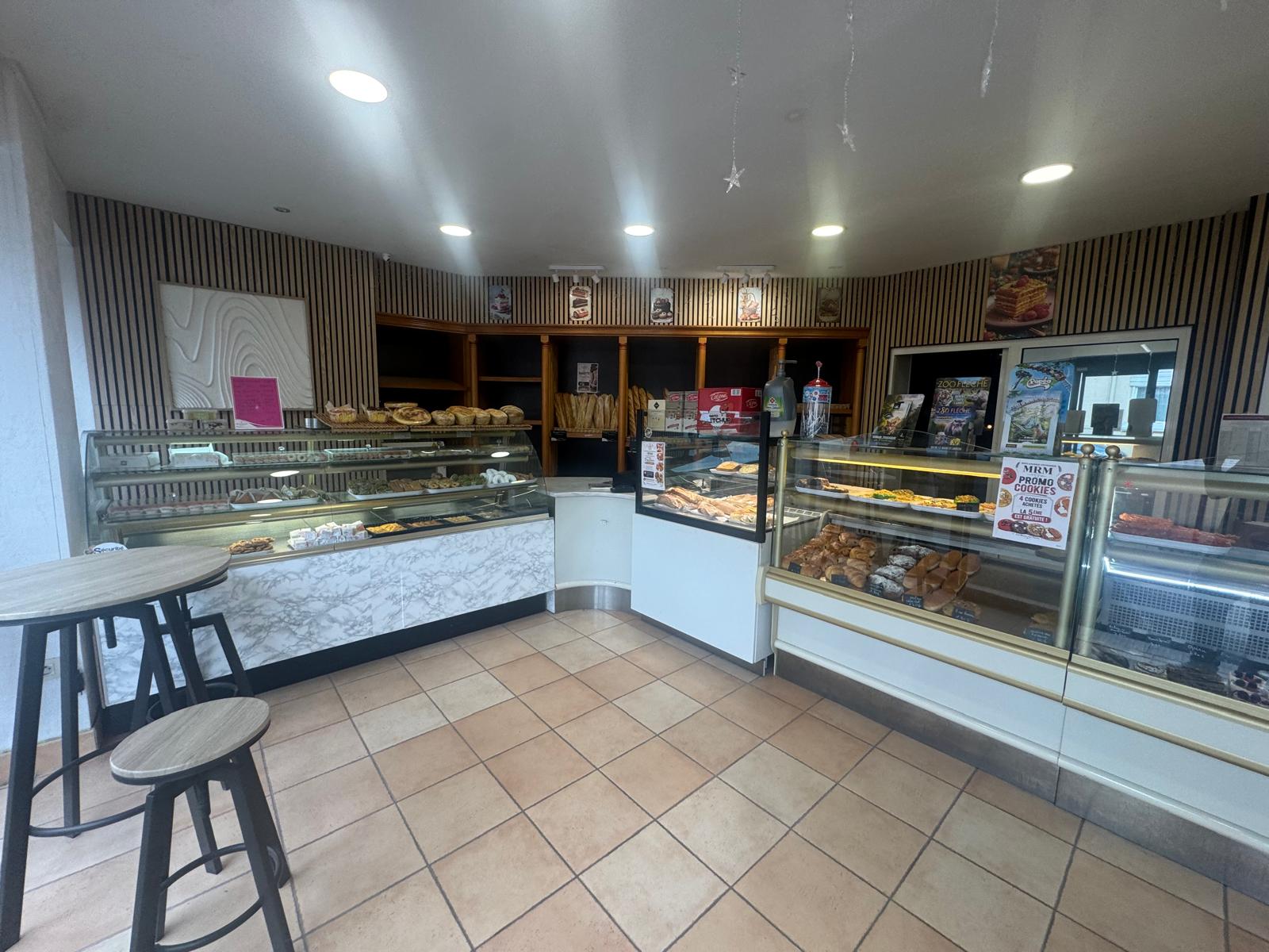 Vends Boulangerie Pâtisserie au cœur d’une grande ville à 300m du gare sud.
Beaucoup de commerces  et bureaux à proximité.. pharmacie, école maternelle primaire et lycée , pôle médical, infirmier,supérette, presse tabac etc
Bon chiffre d affaire avec un EBE excellent 
Livraison tout les jours de la semaine (2 épicerie et 1 restaurant)
Possibilité de faire beaucoup+ en snacks et pâtisseries
Une place au marché ( jeudi et dimanche)
Une place stand en face de la gare ( deux jour par semaine)
Matériel entretenu en très bonne état 

Laboratoire patisserie neuf et boutique refaite en 2025
Aucun frais à prévoir
Logement sur place 1 chambre.
N’hésitez pas de m’appeler