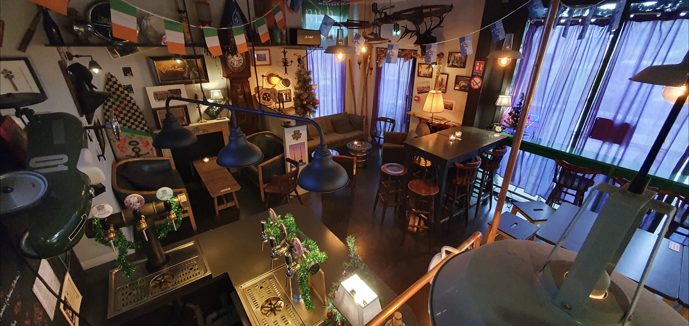 Débit de boissons spécialisé dans les bières artisanales Irlandaises en afterwork dans la banlieue proche de Bordeaux.
Une partie bar avec 15 becs et une terrasse avec un parking privé. 
Bail tout commerce.
Côté Pub 70m2 et une partie réserve de 72m2 avec une cave de tirage de 20m2 réfrigérée.