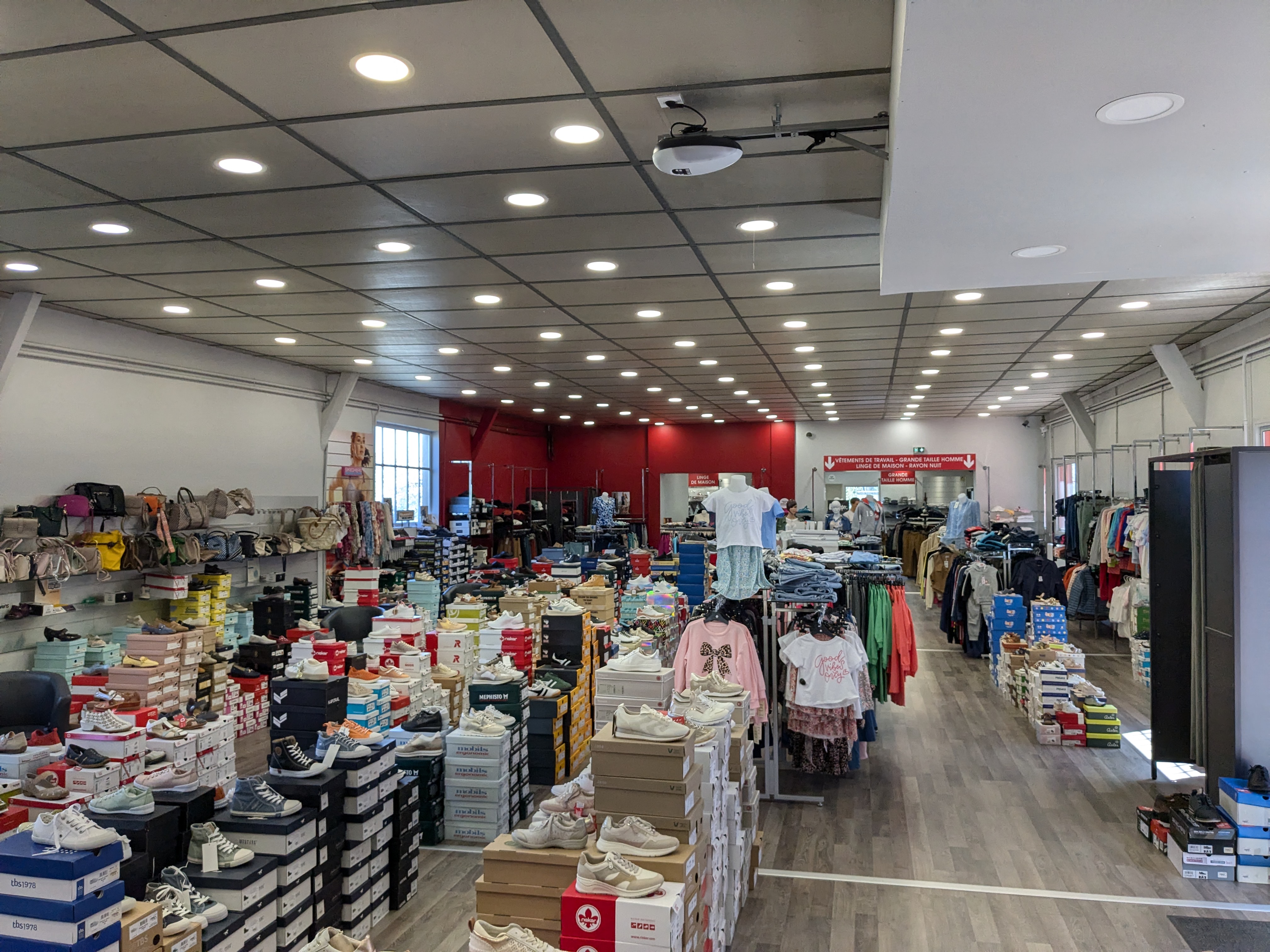 A céder cause retraite commerces indépendants de détails habillement et chaussures avec 2 établissements. Les deux établissements peuvent être transmis séparément : un à Arnay le Duc et le deuxième à Saulieu, CA 500 k€.
L’établissement d’Arnay le Duc est situé dans un local de 300 m2, indépendant, dans l’enceinte d’un super marché.
L’établissement de Saulieu, local de 400 m2, est situé en zone commerciale, à proximité d’un super marché.
La gestion des deux établissements est facilitée par la distance de 28 kms l’un de l’autre avec deux zones géographiques différentes permettant la non concurrence de des deux établissements.
Bonne rentabilité, offre commerciale large sur homme/femme/enfant et également accessoires, maroquinerie,
Actuellement, nous sommes 3 personnes actives pour ces deux commerces ce qui limite la masse salariale.
Possibilité d’accompagner le repreneur.
Prix du fonds des deux commerces 190 keuros (dont le matériel) mais hors stocks.