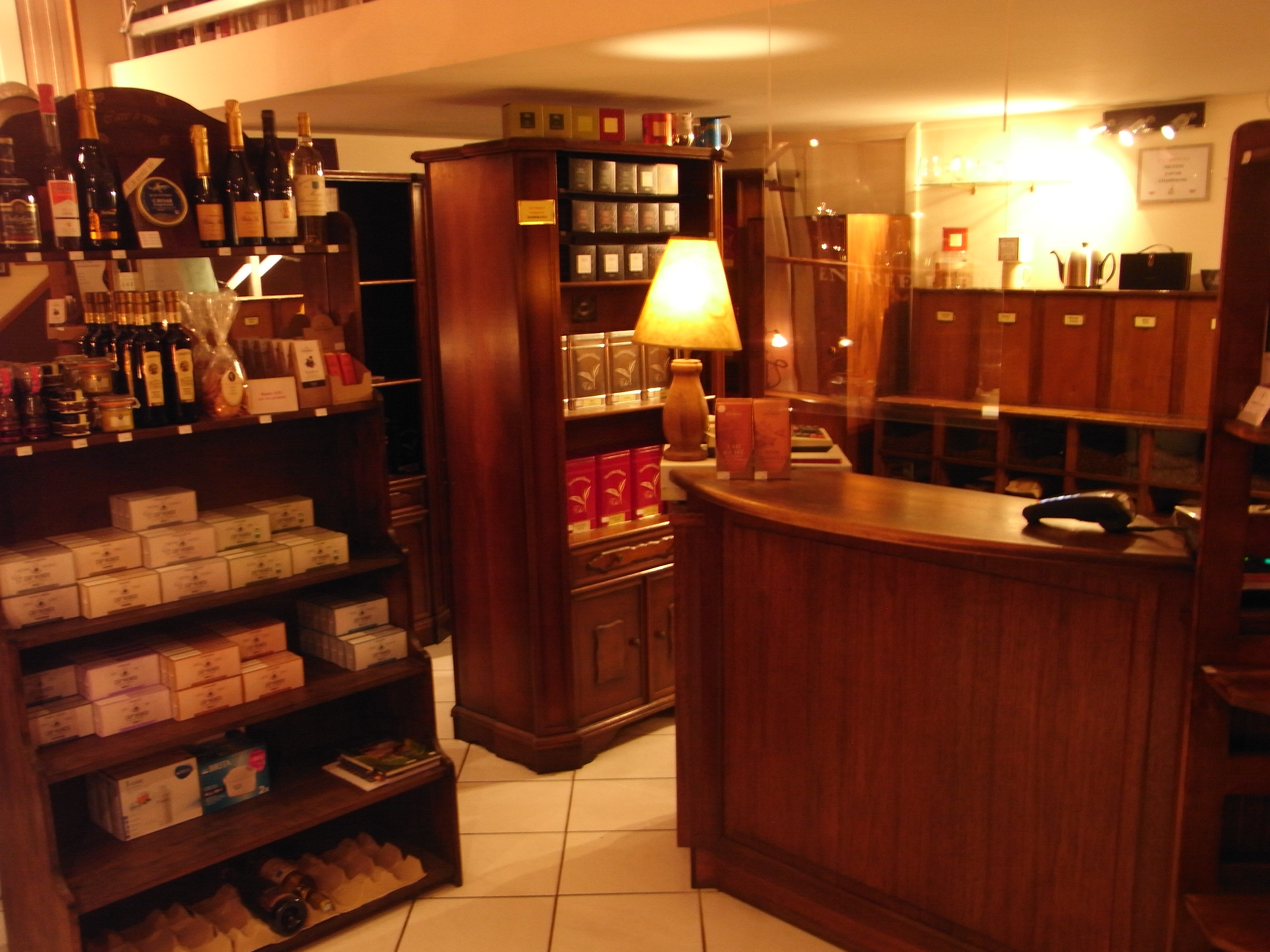 A céder pour cause de départ en retraite activité de torréfaction et vente de cafés & thés, dégustations, vente d'accessoires et machines à café, de produits d'épicerie fine et d'alcools.

Exploitée en entreprise individuelle sans salarié. Existe depuis 1983, reprise il y a 21 ans par l'exploitant actuel. Deux labels : Maître Artisan, Gault et Millau.

Installée en plein centre d'une ville importante du Vaucluse sur un très bel emplacement.

Local commercial de 20 m² + mezzanine. Equipements de torréfaction et espace de vente en très bon état. Clientèle de particuliers et professionnels.
Bail commercial avec loyer mensuel de 460 €.

Prix du fonds de commerce : 45 000 euros.

La transmission du savoir-faire et des procédés de fabrication fera également partie de la vente afin de conserver les éléments ayant fait la renommée de l'établissement.

Pour plus de renseignements et obtenir une fiche de renseignements détaillée, n'hésitez pas à adresser un mail (accompagnement gratuit proposé par la Chambre de Métiers et de l'Artisanat).