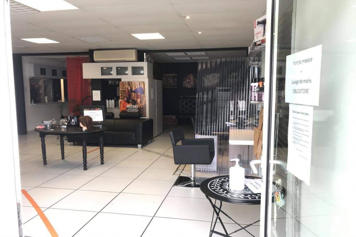Salon de Coiffure de 120 m² en très bon état et parfaitement équipé (7 postes de travail) Laboratoire des couleurs, arrière boutique, faible loyer. Salon situé sur une zone commerciale à ciel ouvert face à un supermarché " U",  Weldom, Intermarché et autres commerces indépendants. Grand parking gratuit devant le salon. Situation géographique: Petite ville d'Ardèche (vallée du bijoux), eaux d'Arcens, et d'autres Entreprises actives. De nombreux villages alentours complètent la zone. Cadre de vie proche de la nature à proximité de grandes Villes.