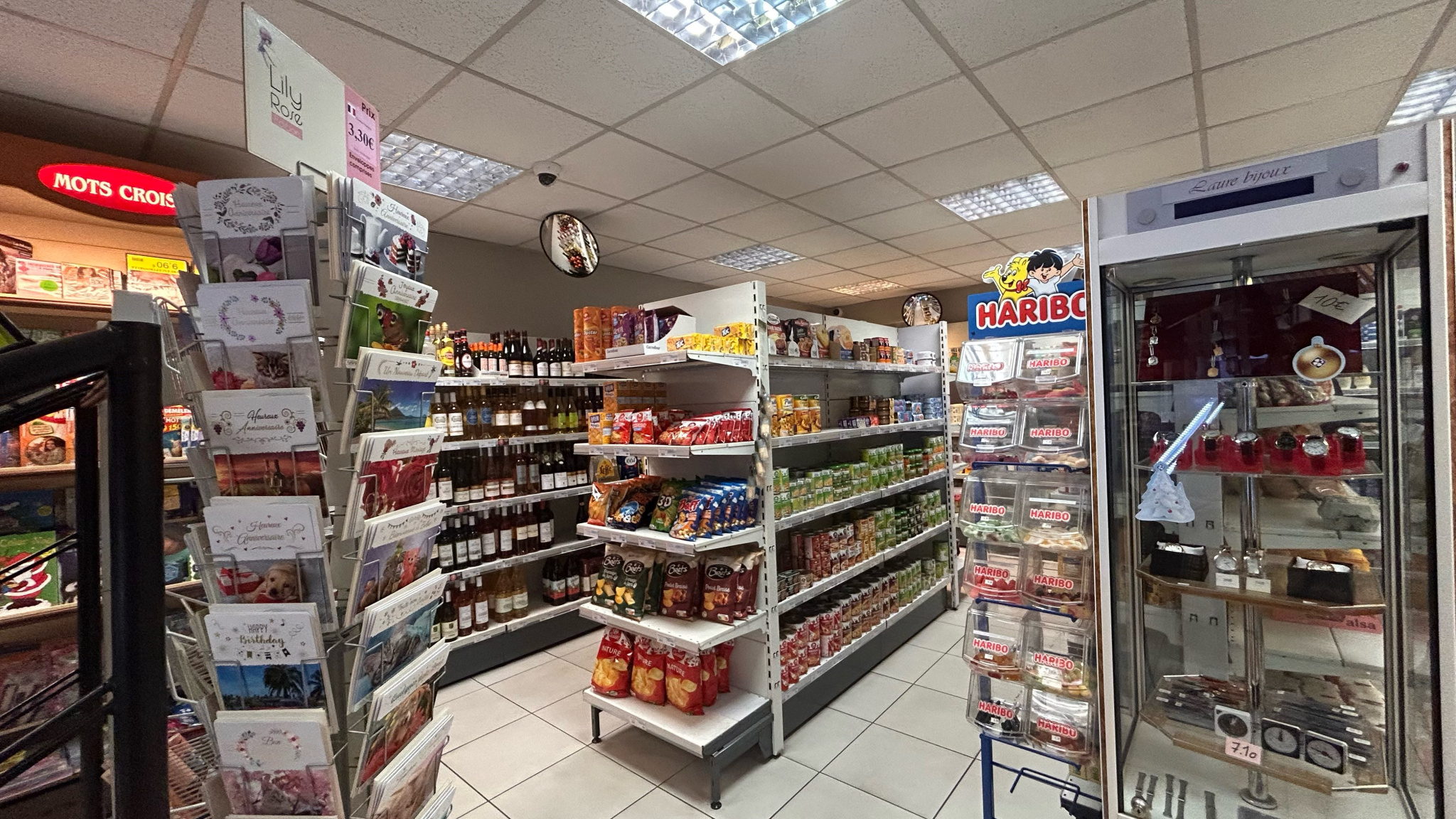 Très belle affaire à saisir  !!!!
Tabac, presse, FDJ, épicerie sous enseigne connue ( pouvant être dénoncée),dépôt de pain, gaz, permis de pêche.
Bel espace de vente de 65 m2,entièrement sécurisé par alarme, vidéo-surveillance et générateur de brouillard ,espace climatisé.
Réserve de 92 m2 avec espace bureau et chambre froide.
Très bon chiffre d'affaire et très bon résultat. Stationnement à proximité.
Vente pour cause Retraite