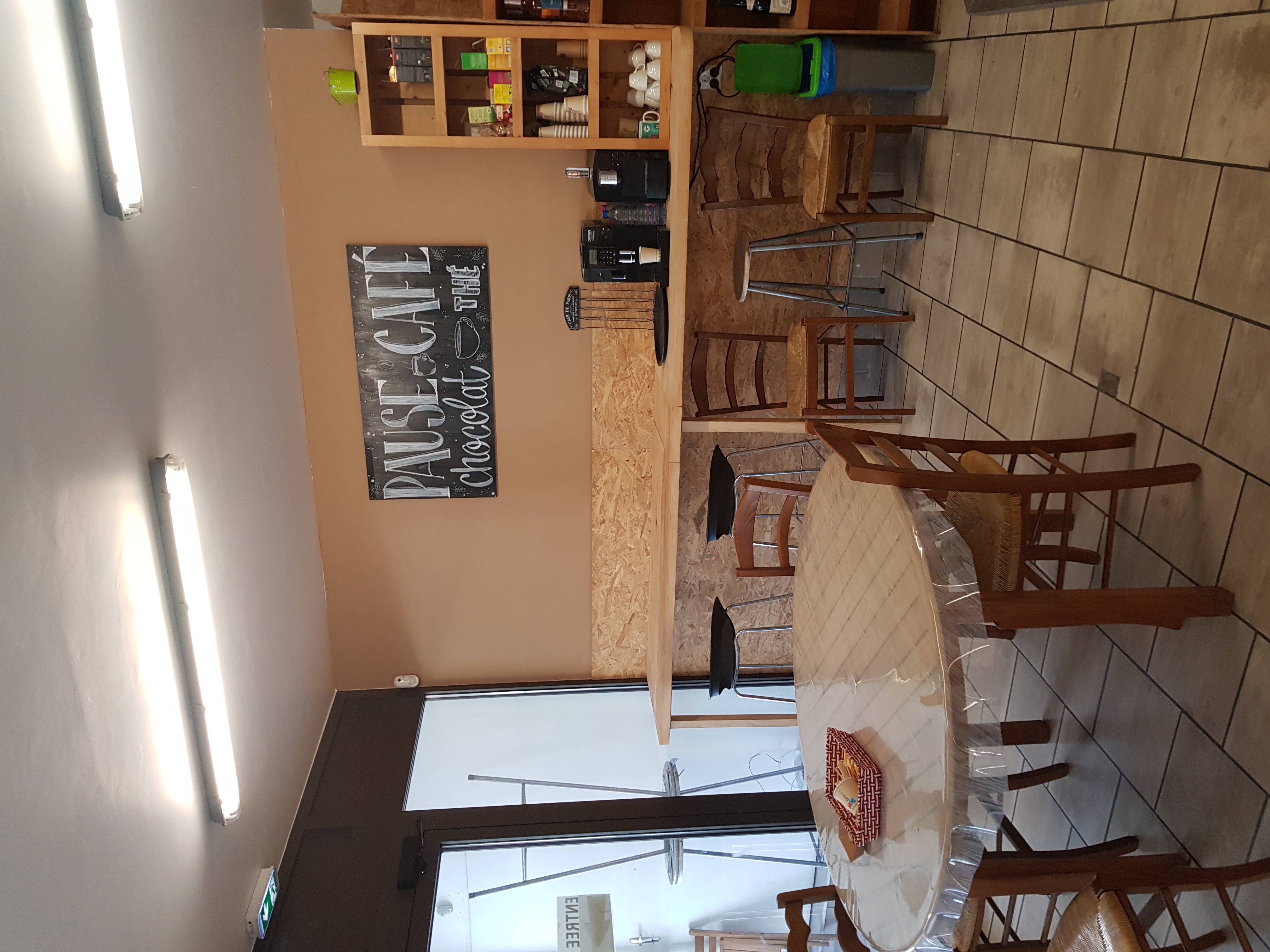 EPICERIE PRIMEUR FROMAGERIE CAVISTE SNACKING
Ce Commerce a une clientèle locale et touristique.
Situé au coeur du village avec parking juste en face.
Dispose d'un lieu de convivialité avec un coin café.
Commerce à reprendre idéalement pour un couple motivé et dynamique.
La surface de vente est de 150 m2 avec une zone de stockage attenant à la boutique et 2 chambres froides positives.
Fort potentiel de développement.
Loyer de 1700 €