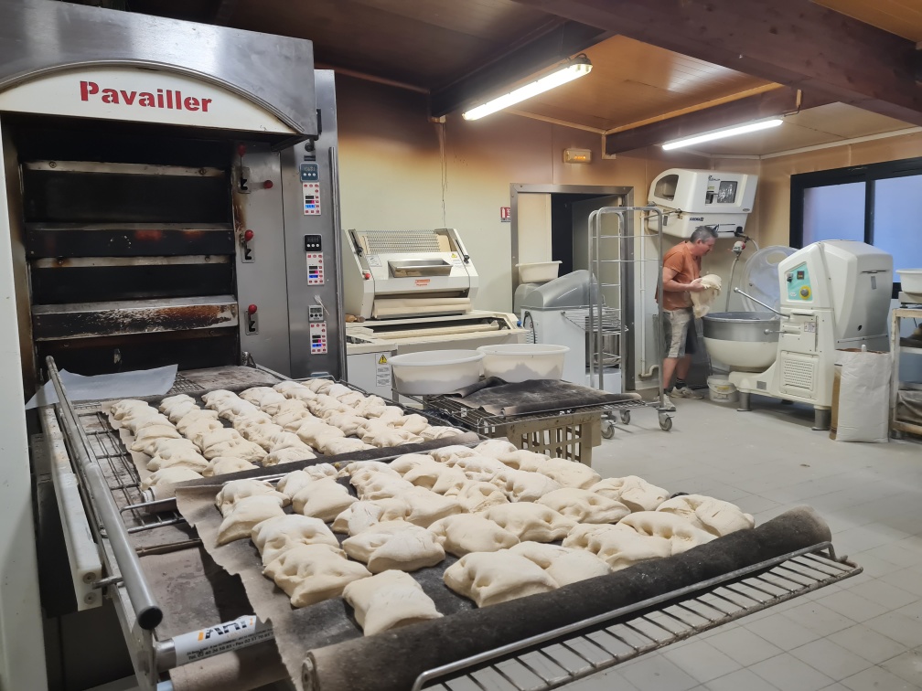 La commune recherche boulanger (ère)-pâtissier(ère) pour une location d'une boulangerie  qui lui appartient avec un logement T4 situé à côté
Libre début avril 2025
Possibilité d'achat du matériel en place.
La boulangerie est située au coeur d'un village dynamique de 1 200 habitants
La commune est dotée de plusieurs commerces : boucherie, salon de coiffure, tabac presse, épicerie, garage, deux banques, maison France service, poste,
écoles et collège.
Pharmacie, infirmières, kinésithérapeutes, podologues EHPAD
Plusieurs associations animent cette commune.
Merci de prendre contact avec la mairie pour plus de renseignements.