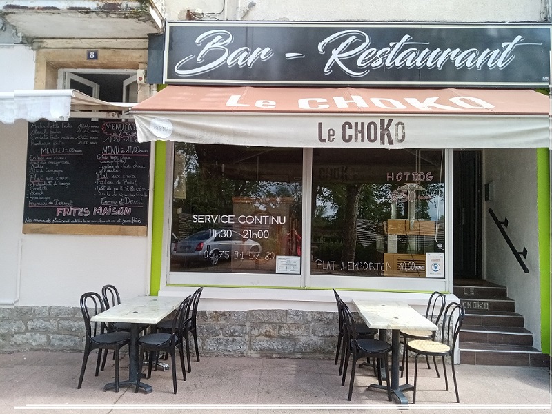 Vends fond de commerce bar restaurant LE CHOKO à Digoin , place de la grêve au bord de la Loire. Le restaurant (tout équipé) comprend deux salles et une terrasse en bord de Loire avec vu sur le  pont canal. Le restaurant fait une cuisine traditionnelle et familiale.