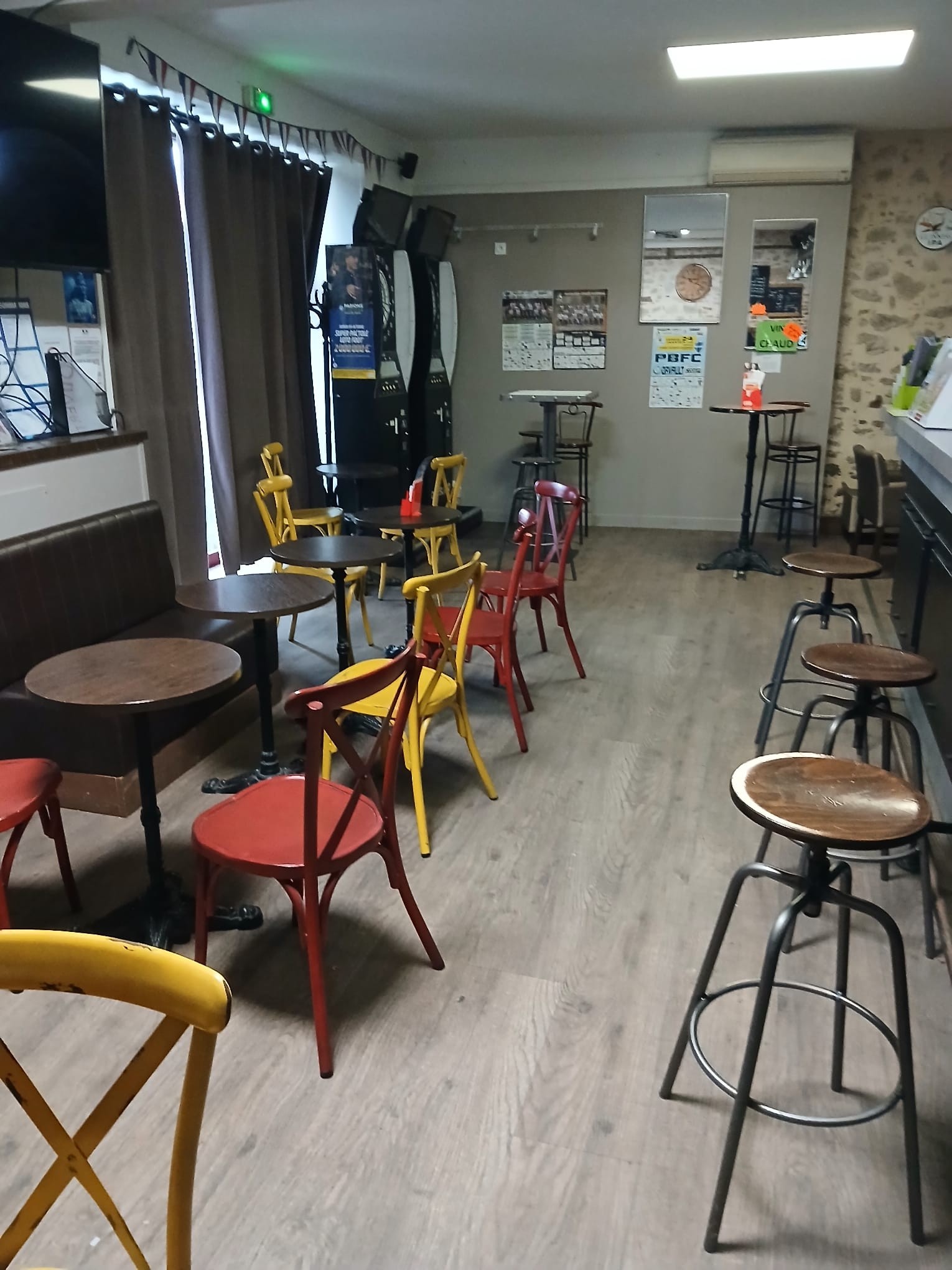 Vends pour cause retraite
Bar Pmu Fdj
Licence IV
20 mn du puy du fou
Plein Centre ville 
5500 habitants

Climatisation ,Terrasse
Pas de travaux