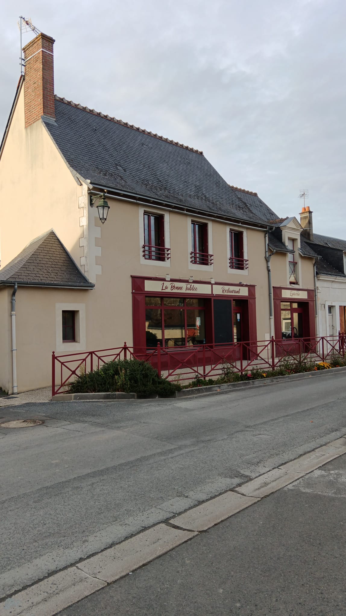 Etablissement à vocation multiple situé au cœur du village sur la place de l'église. Il regroupe un bar, un restaurant. Il bénéficie d'une clientèle fidèle principalement composée d'ouvriers et de résidents locaux.
Au RDC le bar avec deux espaces de restauration (40 couverts) et une terrasse extérieure (20 places).
A l'étage une grande salle de restauration proche de la cuisine de 5O couverts.

Equipements :
système de chauffage par pompe à chaleur; production d'eau chaude par énergie solaire; cuisine équipée avec matériel compris dans le bail avec la mairie.

Particularité :
Activité traiteur possible pour environ 100 personnes

Ressources humaines :
1 cuisinier
1 employé de service 

Conditions financières :
Loyer 420 € par mois (immeuble appartenant à la mairie)

Possibilité de louer l'appartement F4 au dessus du restaurant (actuellement libre, pour plus d'information merci de contacter la mairie)