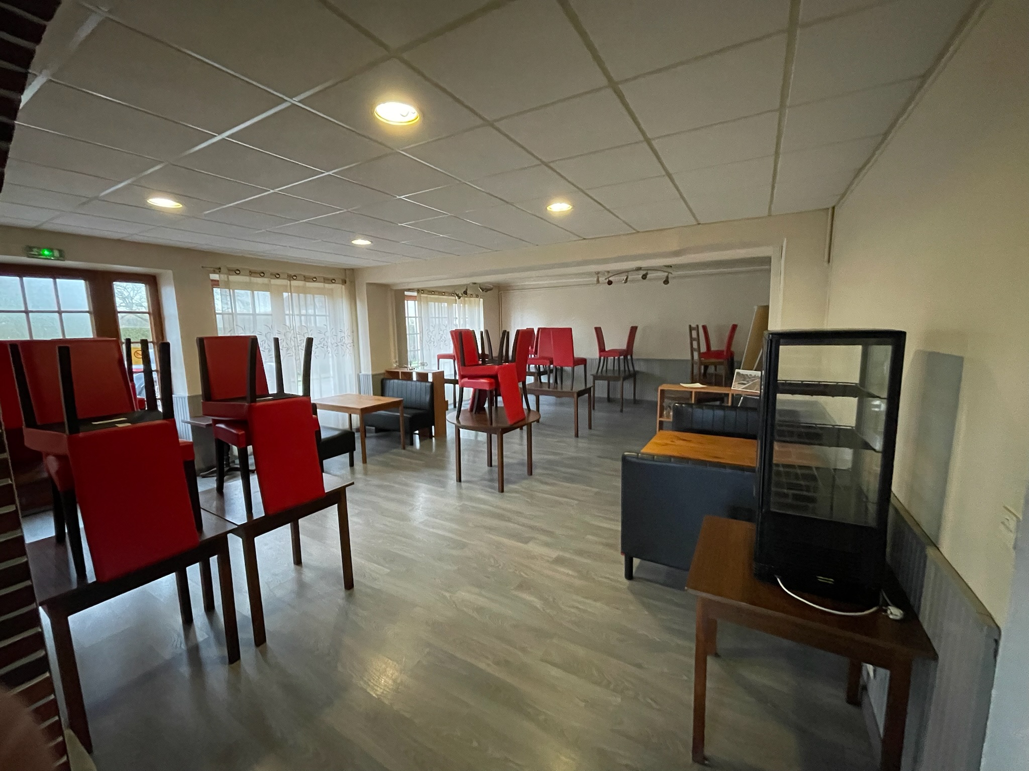 Établissement de 530 m2 disponible entièrement équipé. 
1 salle bar 20 places assises + terrasse
2 salles de restaurant de 30 places et 50 places assises 
1 salon
6 chambres (norme 2**)
Appartement 
Grand garage (4 voitures)
Parking privé 
5000 m2 de terrain 
Face à gare SNCF
Loyer: 700€ /mois + foncier