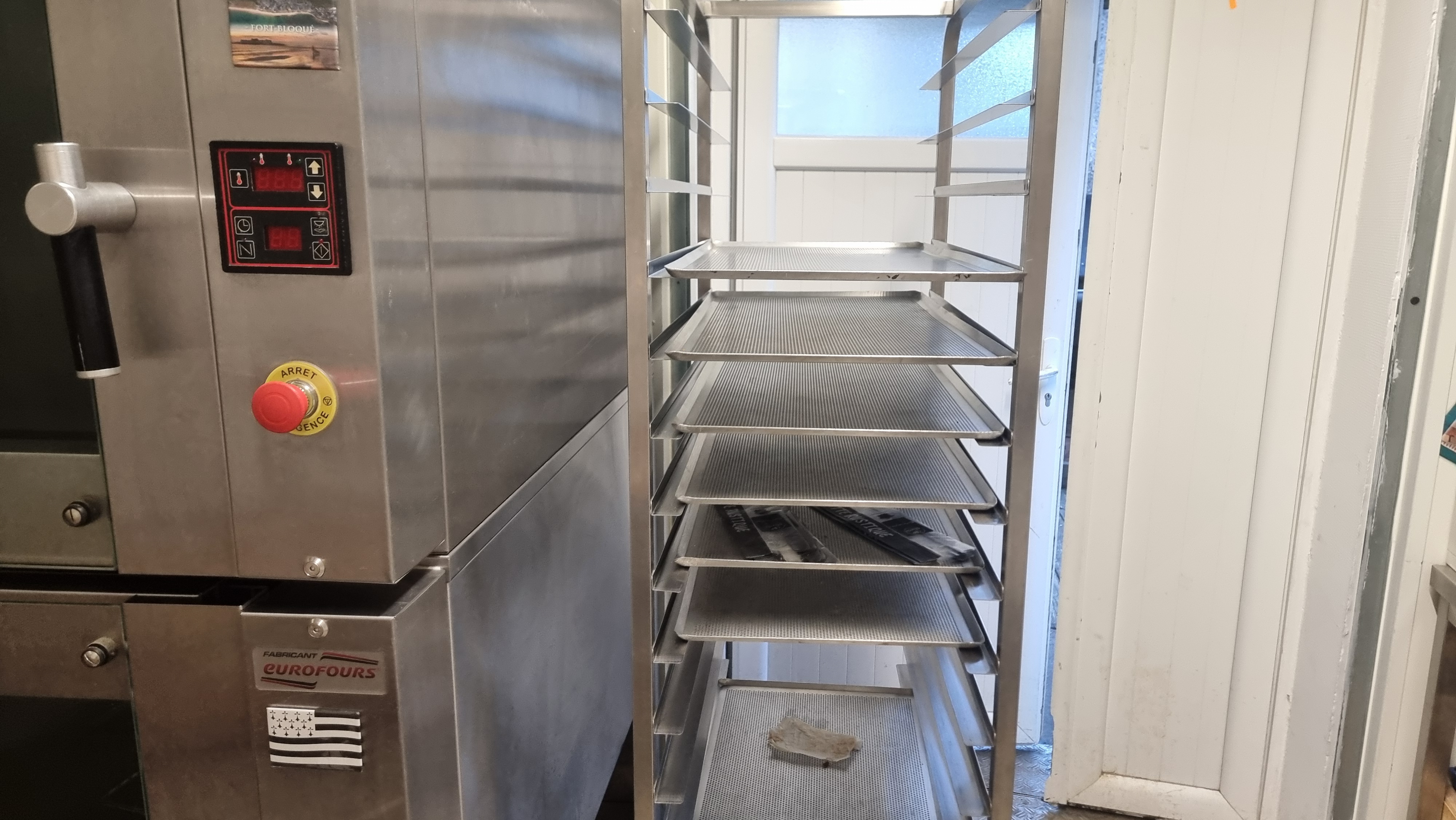 Vends  fond de commerce Alimentation, supérette  8 à  huit
De 156m carré  sous franchise Carrefour
160000 euros ..
Magasin rural ....pas de concurrence directe
Passage Carrefour Express prévue avec les nouveaux acquéreurs 
...nous arrêtons après 24 ans d'activités pour des problèmes  de santé