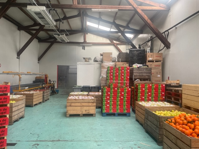 Cession cause retraite ? exerce depuis 1981
Spécialisée dans le négoce de fruits et légumes principalement 
-	Mirabelles 300 tonnes par an
-	Quetsches 100 tonnes par an
-	Pommes ? asperges 
Contrats avec des producteurs (charte de qualité)
Conditionnement et distribution
Distribution auprès de centrale d?achat principalement Carrefour et Leclerc 
Locaux parfaitement adaptés d?une surface de 600m² avec : 
-	Quai de déchargement 
-	Chambres froides de 200m²
-	Bureaux 
Surface du terrain 8 700m² 
Situation : entre Nancy et Toul
1 seul salarié : comptable 
Pendant la haute saison fait appel à des étudiants (job étudiant)
Activité pérenne
C.A. : 2020 ? 858 000?
          2019 ? 1 213 000?
C.A. variable suivant la récolte des fruits 
Prix souhaité 400 000?
Prix du bâtiment 400 000? ou établissement d?un bail commercial loyer à définir 
Le cédant est tout à fait disposé à accompagner le repreneur 
Dossier détaillé 23 pages transmis après signature d?une lettre d?engagement de confidentialité