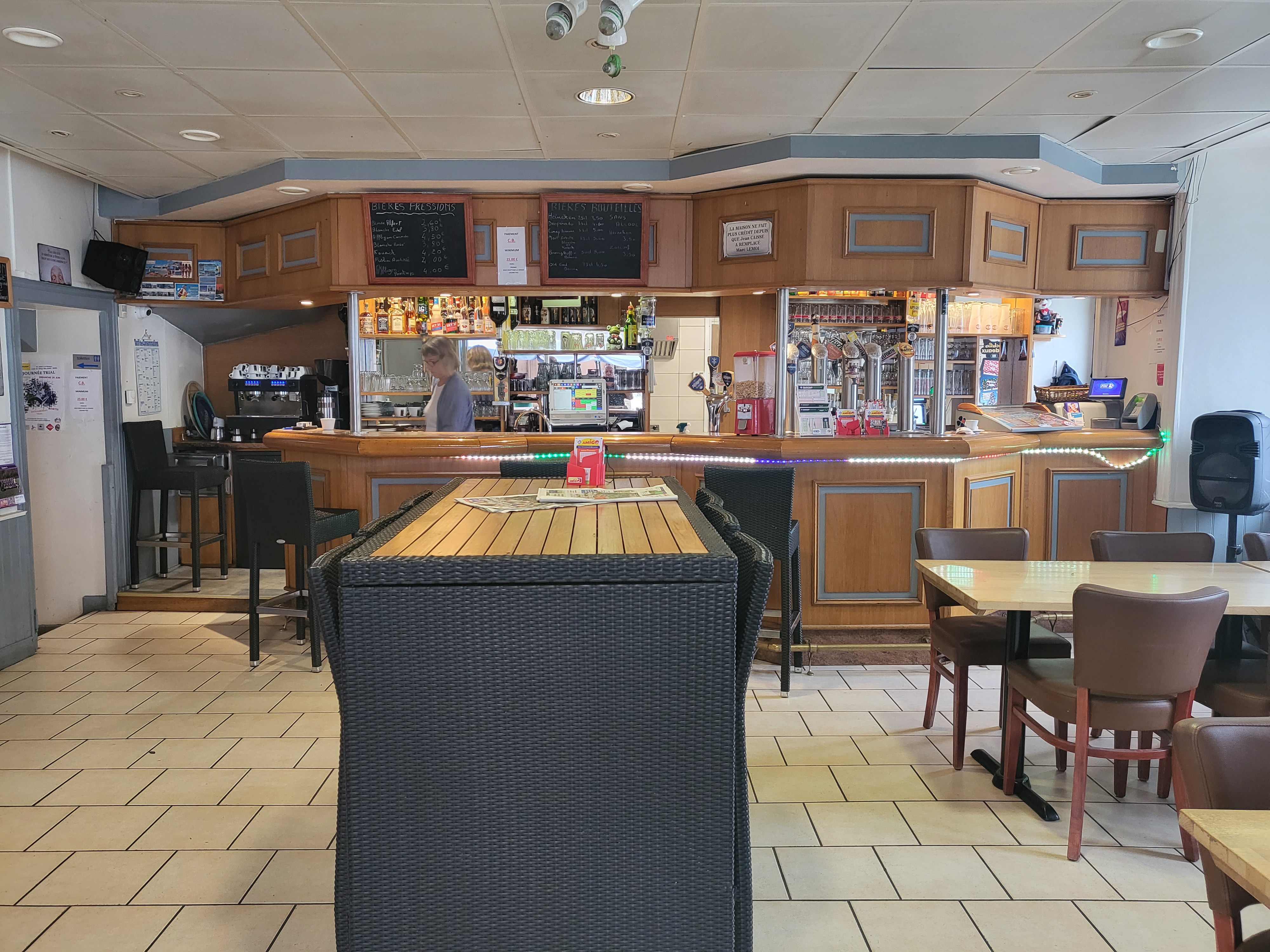 afin de partir en retraite, nous souhaitons vendre notre commerce, BAR BRASSERIE du PONT, situé à PONT DE ROIDE dans le DOUBS.

Cette établissement, idéalement situé et une institution, crée il y a plus de 150 ans.

Il possède, outre une terrasse NEUVE de 50 places assises, 40 places assises au bar et une salle de restauration de 32 places.

Le PMU nouvellement acquis depuis début 2025 complète la vente des jeux FDJ ainsi que le jeux AMIGO.
Un appartement de 200 m² situé au dessus de l'établissement permettras à un couple de travailler sans avoir à se déplacer.
L'établissement est ouvert 7/7.
La restauration, de type familiale est très apprécie et le chiffre d'affaire de l'établissement est en constante augmentation, plus de 20 % depuis le début de cette année malgré la conjoncture.
Nous souhaitons une vente rapide afin de pouvoir profiter un peu de notre retraite.
Nous sommes ouvert à vos propositions dès lors qu'elles sont sérieuses