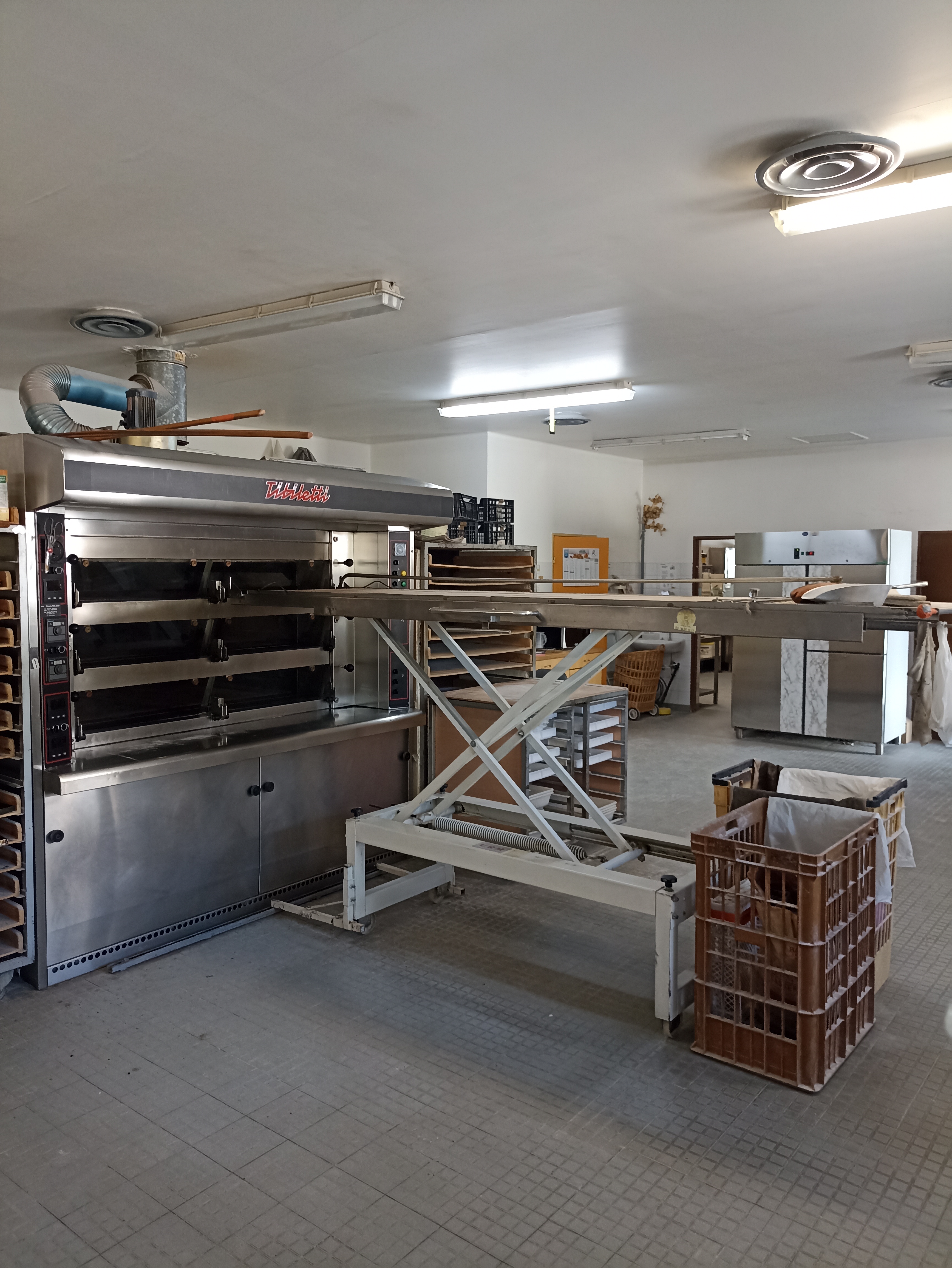 A la vente , boulangerie dans un petit village de Provence(Aubignosc) ,affaire tenue depuis 30 ans.
Matériel propre et entretenu, magasin et laboratoire climatisés , ouvert uniquement le matin et fermé 8 semaines par an .
Vente cause préparation à la retraite.
Potentiel de développement assuré.
Idéal pour jeune couple .
Petit loyer ,pas de logement.