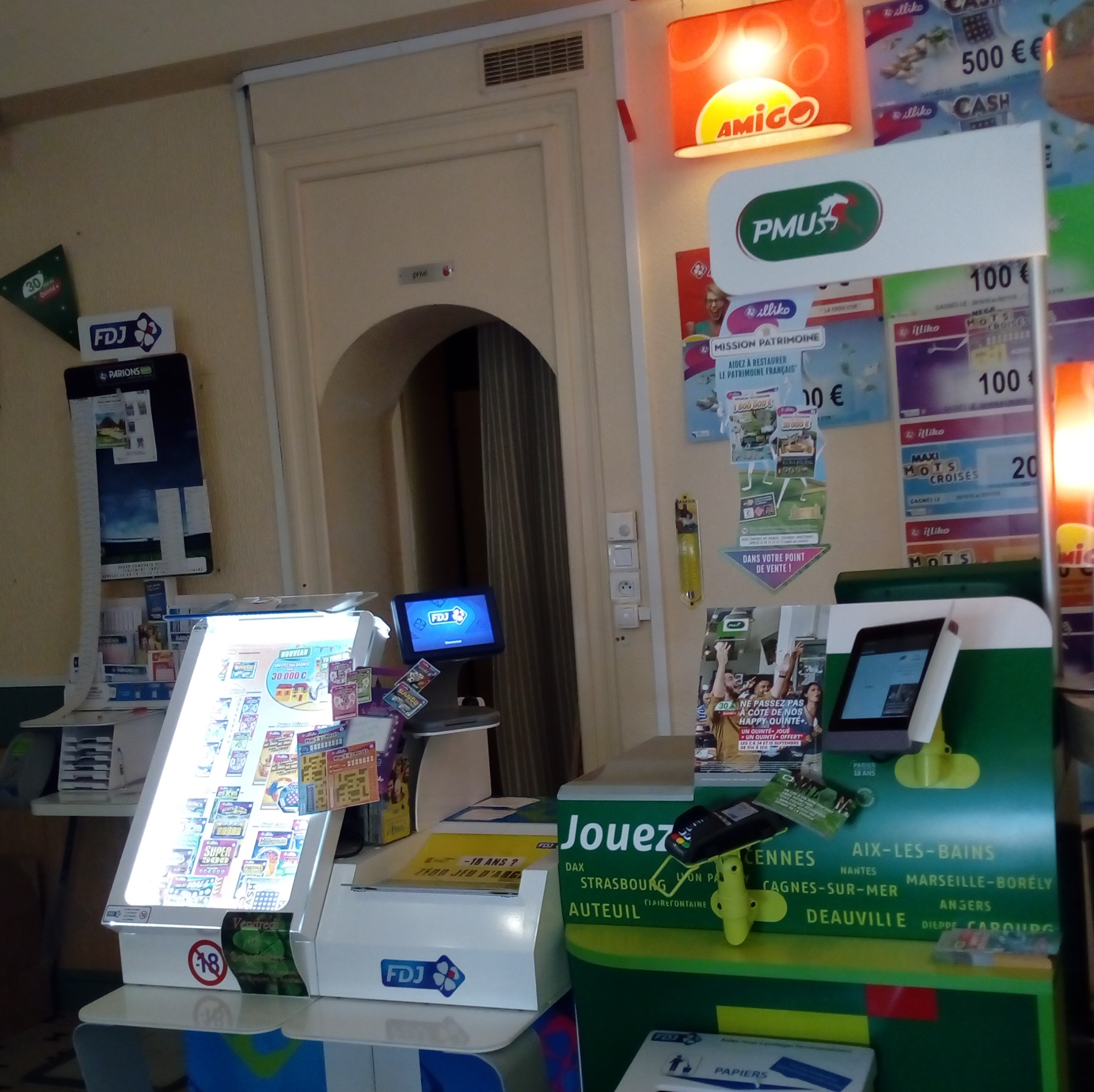 Vend fond de commerce, bar, PMU, FDJ avec possibilité de faire restauration.
Pour visiter ou pour plus de renseignements, n'hésitez pas à nous contacter par téléphone.