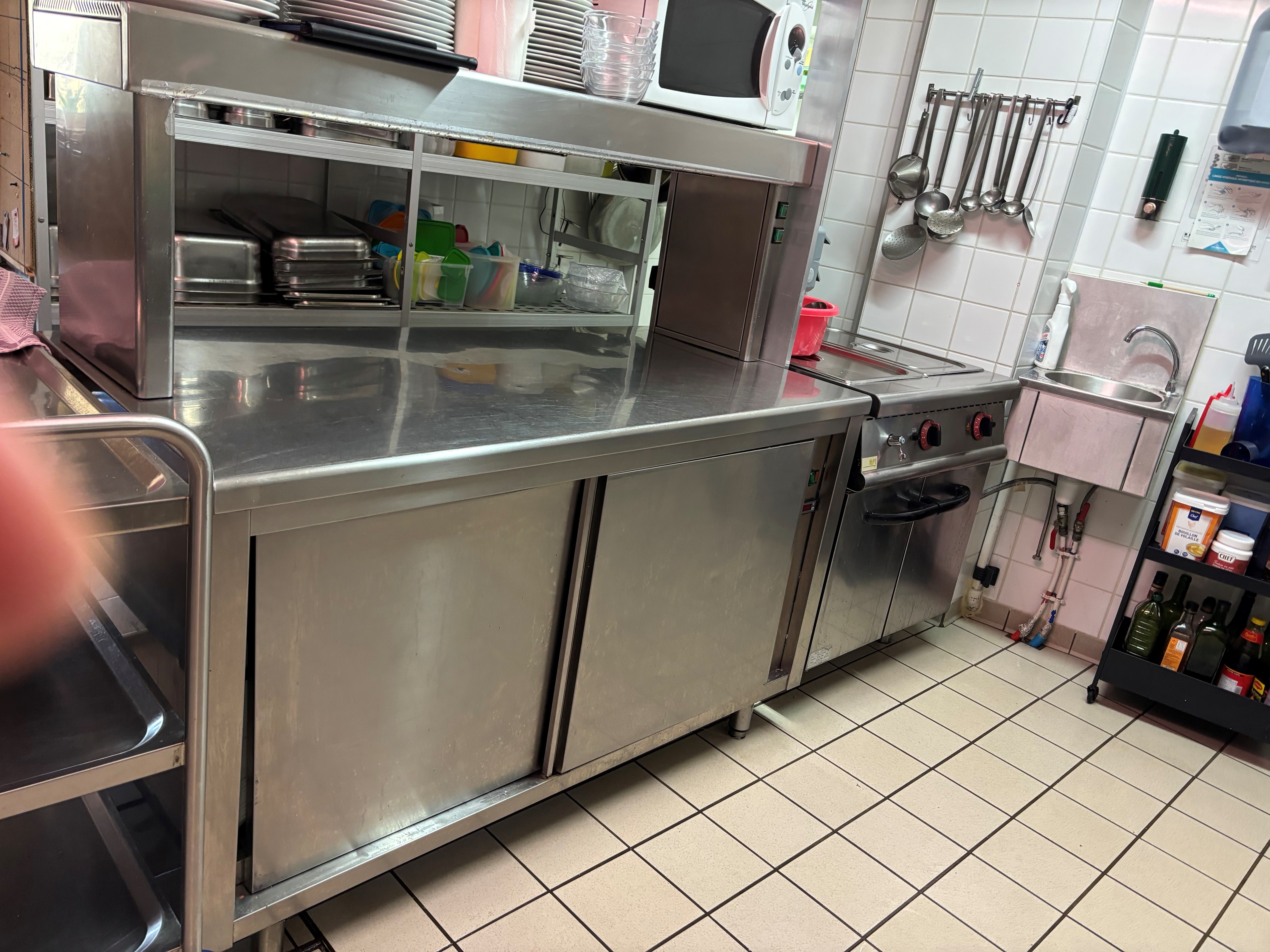Afin de répondre aux attentes de ses habitants, la mairie de Préaux (Ardèche) souhaite assurer la continuité de son bar restaurant communal, les gérants actuels ayant annoncé leur départ en août prochain.

Dans cette démarche, la commune s'est rapprochée de la Chambre de Métiers et de l’Artisanat de l’Ardèche pour sélectionner et accompagner les futurs exploitants.

Voici les principales caractéristiques de cette opportunité de reprise : 
•	Location-gérance proposée avec un loyer attractif 
•	Licence IV incluse dans l’exploitation 
•	Locaux de 194 m² conformes aux normes d’accessibilité et de sécurité 
•	Cuisine spacieuse, équipée et conformes aux normes d’hygiène en vigueur   
•	Espace bar + 3 salles de restauration offrant une capacité minimale de 40 couverts 
•	Terrasse extérieure exploitable en saison 
•	Possibilité d’assurer la cantine scolaire (salle avec accès indépendant) 
•	Électricité fournie par EDF au tarif réglementé 
•	Chauffage et production d’eau chaude sanitaire assurés par une installation au gaz propane

Le dossier de candidature est transmis aux porteurs de projet intéressés et devra être déposé avant le vendredi 5 juin.
