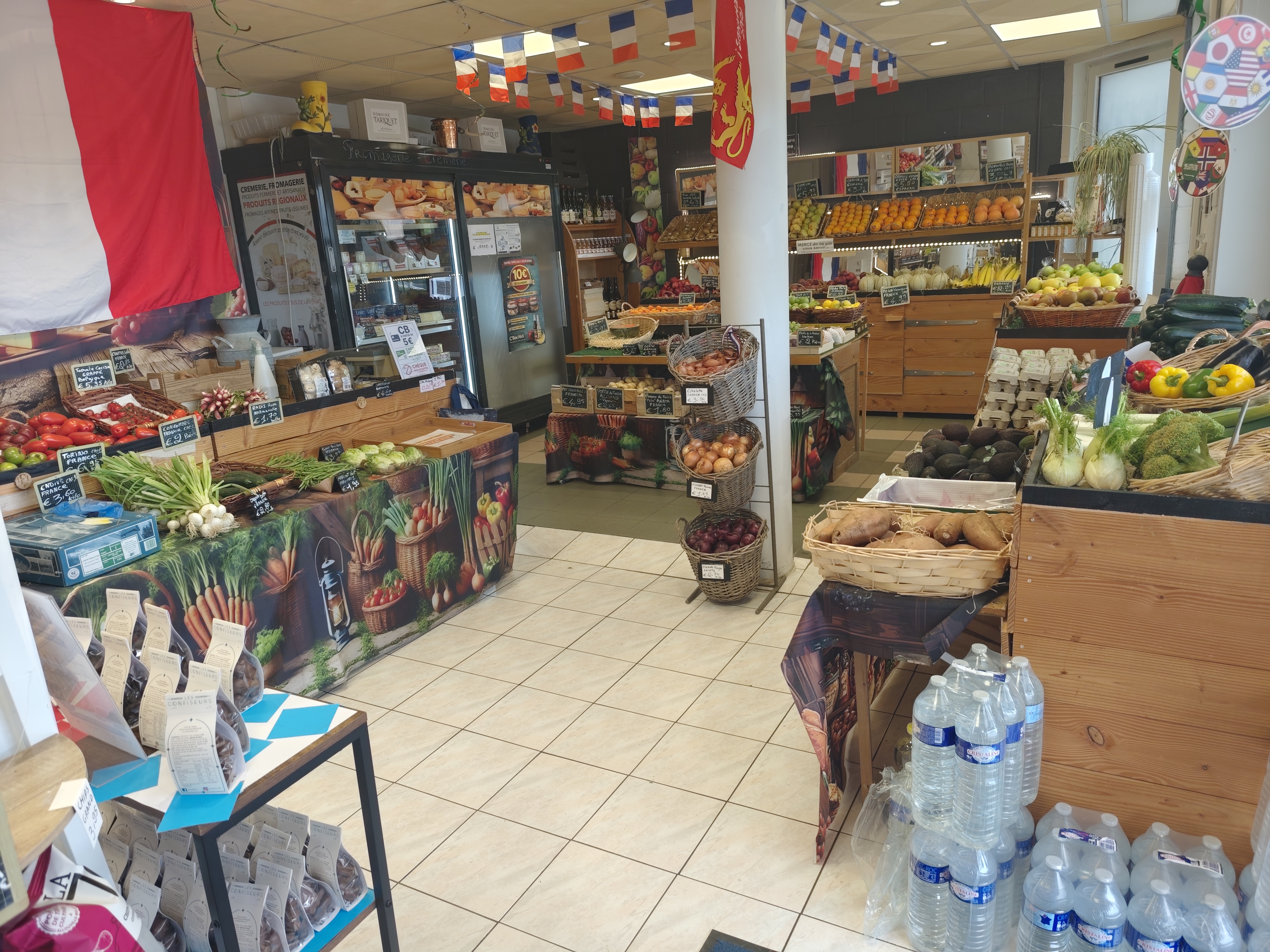 À VENDRE – MAGASIN FRUITS & LÉGUMES / ÉPICERIE FINE

Situé en plein cœur de ville proche d'Elbeuf sur Seine, ce magasin d’environ 70 m² bénéficie d’un emplacement idéal avec une belle visibilité.
Il se compose :
d’un espace de vente agréable et fonctionnel
d’une chambre froide de 12 m²
d’une vitrine à fromage.

Commerce spécialisé dans les fruits et légumes frais, ainsi que dans l’épicerie fine, avec une mise en avant de produits locaux de qualité, Fromages, Vins et Spiritueux.

Activités complémentaires développées :
Livraison à domicile
Dépôt et retrait de colis
Service de photocopies
👉 5 bilans positifs, avec un chiffre d’affaires en constante progression.
Clientèle fidèle et régulière.
💬 Prix à discuter lors d’une rencontre.
⚠️ Uniquement personnes sérieuses.
Le magasin est actuellement en activité et restera ouvert jusqu’à la reprise.