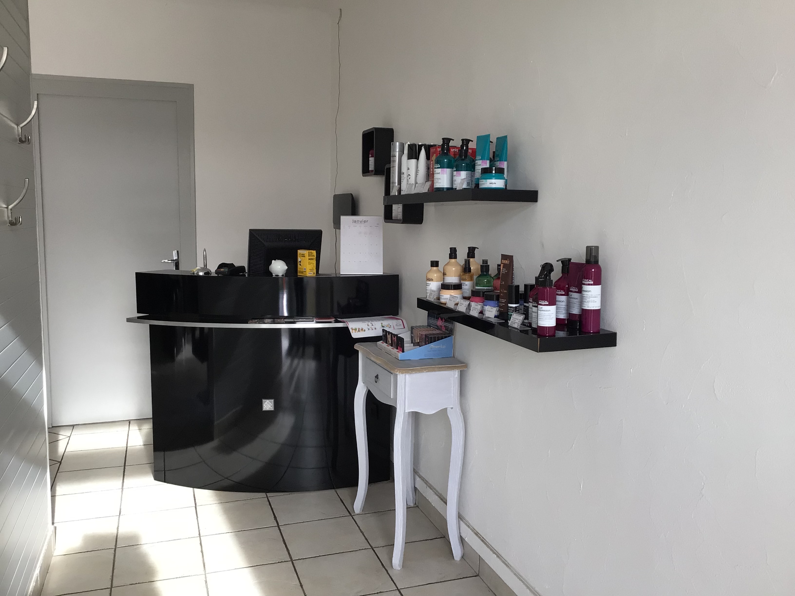 À vendre 
         Fond de commerce 
            Salon de coiffure 
Opportunité à saisir Salon de coiffure ouvert depuis 1993, bénéficiant d’une clientèle fidèle et régulière. Activité bien implantée avec fort potentiel de développement.

Le local de 51m2 se compose de :
3 postes de coiffage 
2 bacs de lavage
1 bureau 
1 réserve 

Prix de vente : 40000€ 

Pour plus d’informations, n’hésitez pas me contacter.