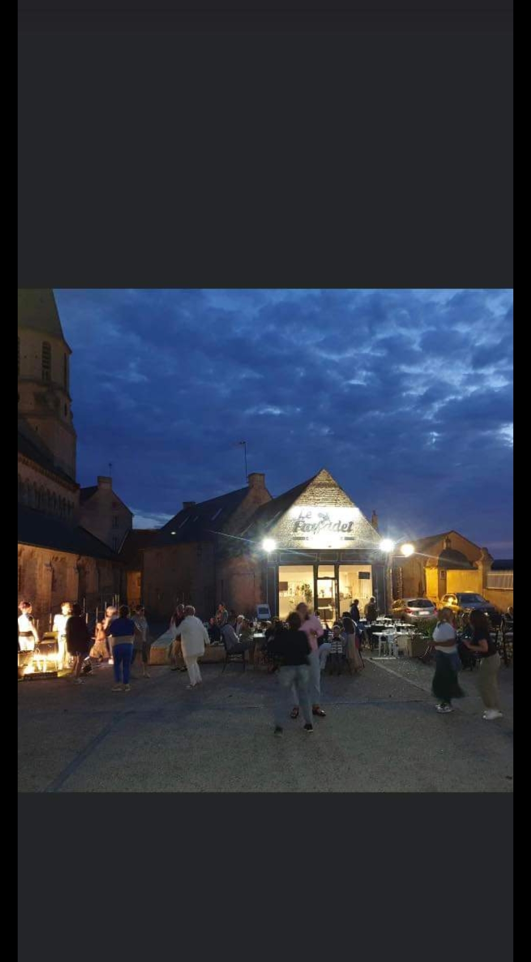 Belle pizzeria crêperie en cœur de bourg entre l'église et le château, mur en pierre et sol d'époque coup de coeur assuré ! 35 places intérieures et 30 places sur une belle terrasse . 690€ de loyer HT , restaurant facile à gérer idéal pour un couple . Clientèle familiale et fidèle plus une clientèle touristique. Fermé le dimanche et lundi .