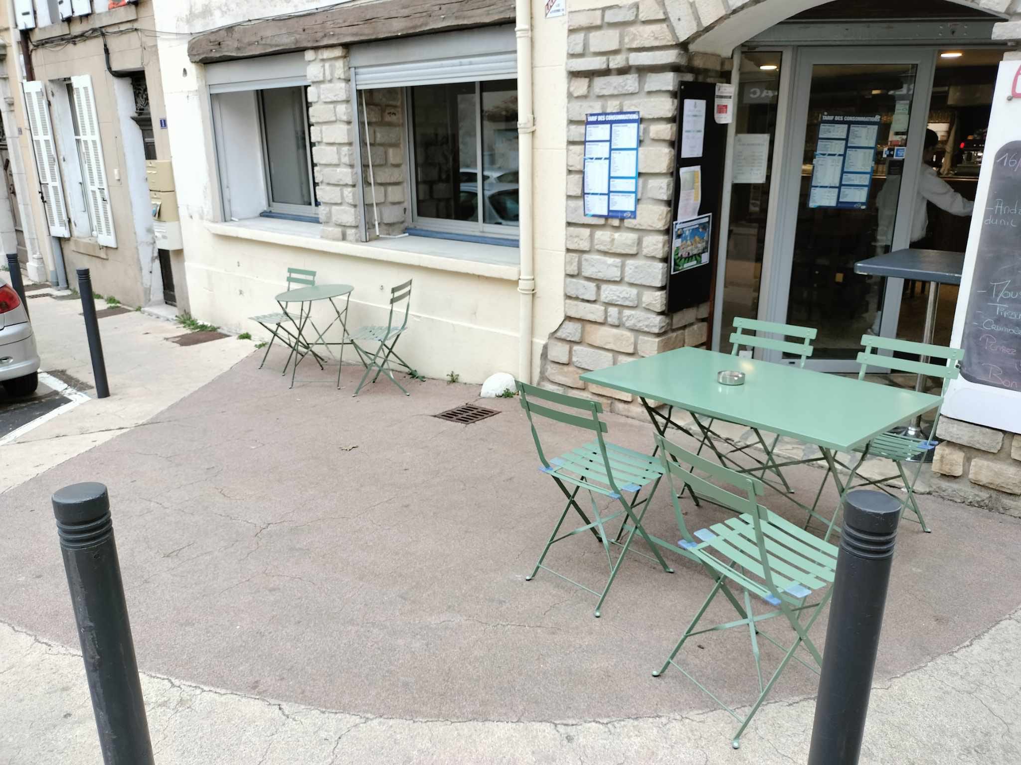 bar licence 3 
 petite restauration
 potentiel a développer , (pmu-fdj-foot-soirées a thèmes)
 actuellement : menu du jour uniquement le midi, fermé le soir et le dimanche
 CA  2024 :  100000 €
 loyer 823,15 € ttc
 possibilité d un appartement au dessus , en cours de rénovation .
 mise en vente car changement de projet pro