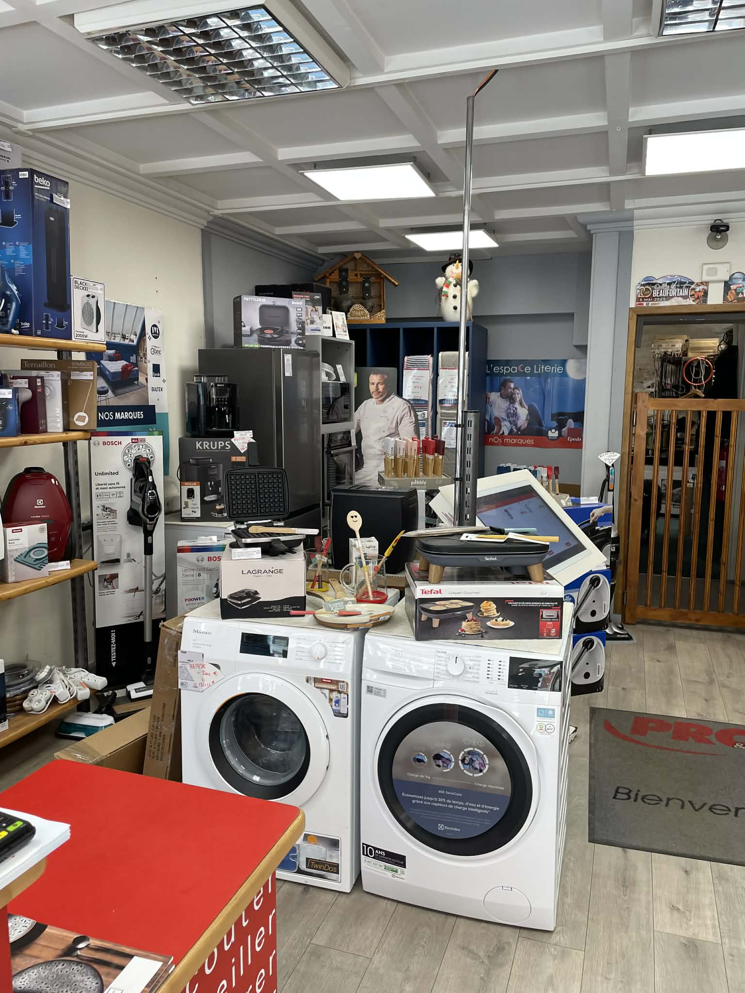 FOND DE COMMERCE A VENDRE - cause départ en retraite -

MAGASIN ELECTROMENAGER - MULTIMEDIA - ARTS DE LA TABLE - LITERIE
+ REPARATION PETIT ET GROS ELECTROMENAGER  - INSTALLATION ANTENNE

SURFACE DE VENTE 50 M2 + RESERVE ET ATELIER 50 M2
PAS DE PERSONNEL A REPRENDRE 
ANNEE DE CREATION 1991 - LABELLISE QUALIREPAR

SITUE EN SAVOIE DANS LE JOLI VILLAGE DE BEAUFORT  - AU COEUR DE 
3 STATIONS DE SKI - ACTIVITE TOUT AU LONG DE L'ANNEE -
SITUE SUR LA ROUTE DES GRANDES ALPES 

QUALITE DE VIE ++

CLIENTELE LOCALE + RESIDENTS SECONDAIRES + TOURISME 
CHIFFRE D'AFFAIRES 400 K€
MARCHE HEBDOMADAIRE TOUTE L'ANNEE - PARKING GRATUIT A PROXIMITE

POSSIBILITE D'ACCOMPAGNEMENT