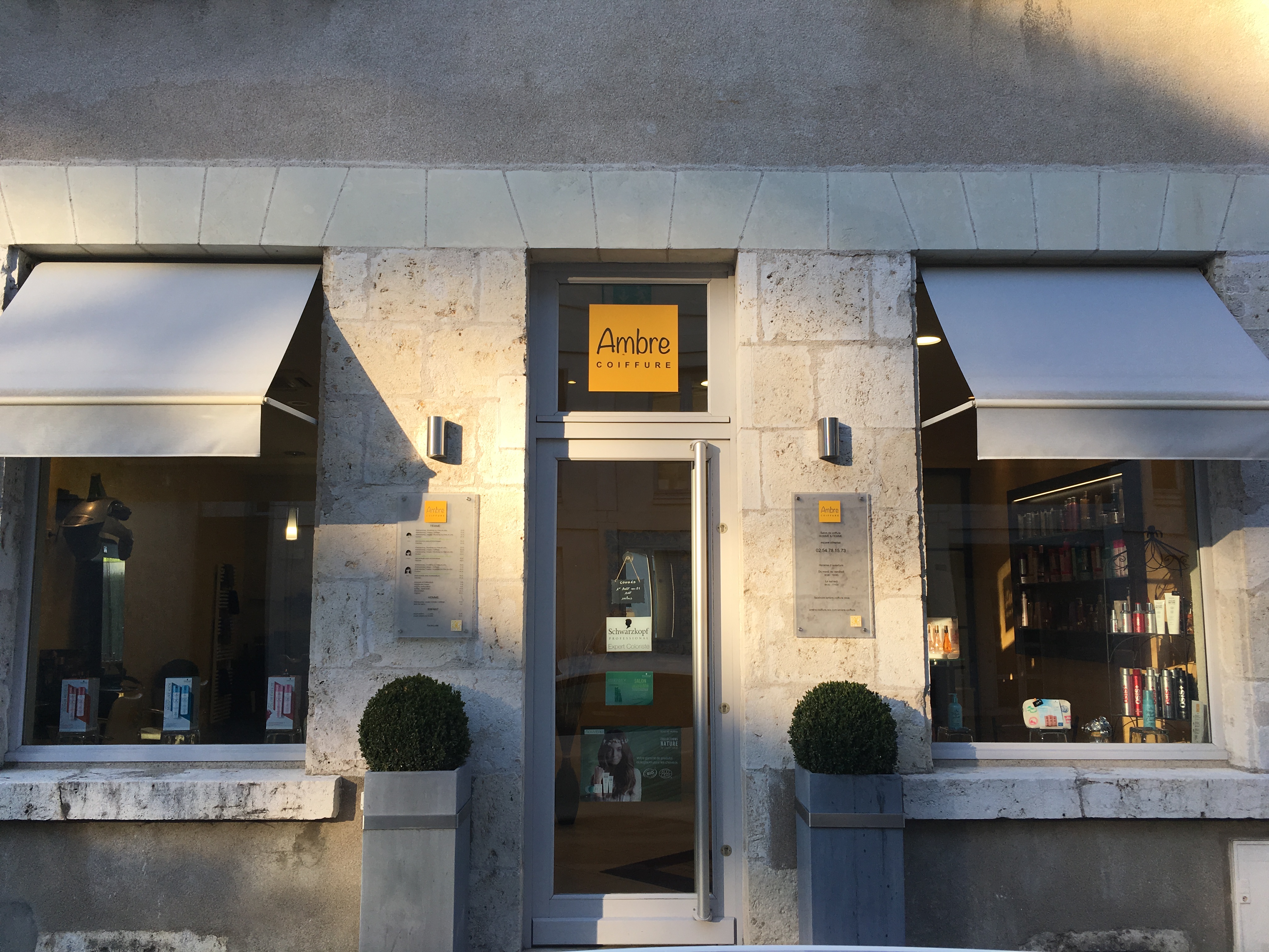 BLOIS, fond de commerce coiffure mixte, emplacement stratégique en centre ville, bénéficiant d'une excellente visibilité. Clientèle fidèle et régulière depuis 20 ans.
Accessibilité : proche parkings, transports en commun, administrations et commerces.
Salon de coiffure entièrement équipé et décoré avec goût.
Surface commerciale : 47m2 (salle d’attente, espace coiffure, coin technique, sanitaires) et cave (réserve, 1 lave linge, 1 sèche linge et 2 ballons d’eau chaude).
Aménagement : 3 bacs, 6 postes de travail, mobilier en très bon état, 2 climazons, 2 casques mise en plis, climatisation.
Effectifs : cheffe d’entreprise et 2 employées.
Belle opportunité pour un professionnel souhaitant s'installer ou investir dans un emplacement stratégique, visibilité web (site web, compte facebook, instagram et google).
Prix : Fond de commerce : 70 000 €, Loyer : 800 €/mois bail3/6/9.
J'accompagne le repreneur dans ses démarches (prévisionnel, plan de financement, démarches bancaires)