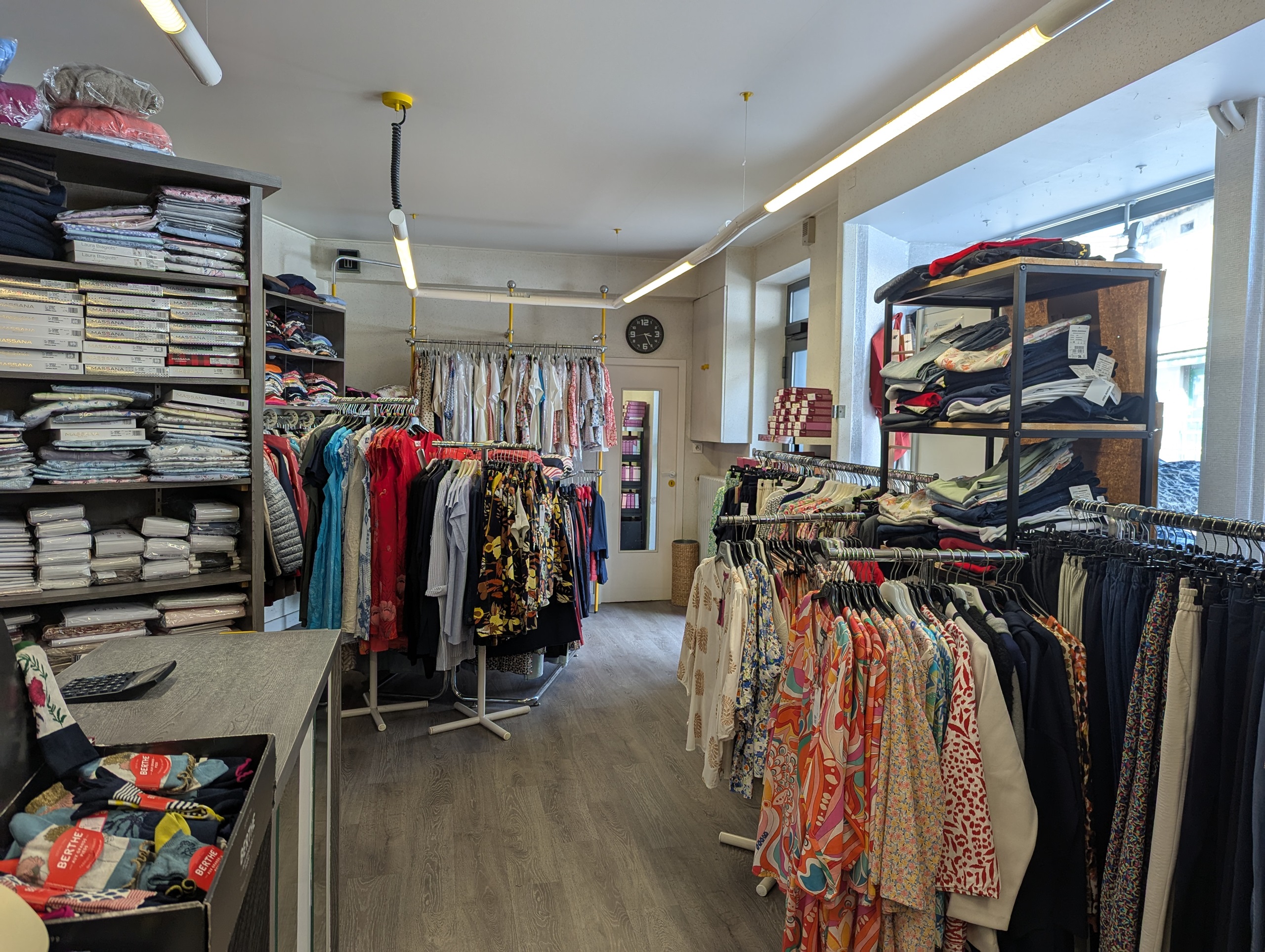 Commerce d’habillement multimarques (homme/femme) avec tournée itinérante,
Étang-sur-Arroux (71) en Morvan
𝗨𝗻𝗲 𝗲𝗻𝘁𝗿𝗲𝗽𝗿𝗶𝘀𝗲 𝗿𝗲𝗻𝘁𝗮𝗯𝗹𝗲 𝗲𝘁 𝗯𝗶𝗲𝗻 𝗶𝗺𝗽𝗹𝗮𝗻𝘁𝗲́𝗲 :
•	70 ans d’existence, clientèle fidèle et régulière
•	Chiffre d’affaires stable : 270.000 € HT/an
•	Vente en magasin (55%) + tournée (45%) dans 2 départements
•	Produits de qualité (Armor Lux, Molinel, Le Laboureur, etc.)
•	Positionnement sur les vêtements professionnels et les grandes tailles
𝗨𝗻 𝗺𝗼𝗱𝗲 𝗱𝗲 𝘃𝗶𝗲 𝗮𝘁𝘁𝗿𝗮𝗰𝘁𝗶𝗳 :
•	Village dynamique, tourisme et nature (Parc du Morvan, Autun) ; activité à taille humaine
•	Potentiel de développement : digital, prospection, tournées EHPAD…

Un Local - Surface de vente : 40m² (avec vitrine 5ml), réserve à l’étage de 43m², 2 cabines d’essayage ; Accessible PMR ok, Loyer mensuel : 600 € HT, (avec une préférence pour la vente des murs)
•	Camion-magasin 3T5 (6 ans, en très bon état), permettant une activité autonome sur les tournées.
Affaire à céder pour retraite, accompagnement proposé, montant souhaité : 50 000 €