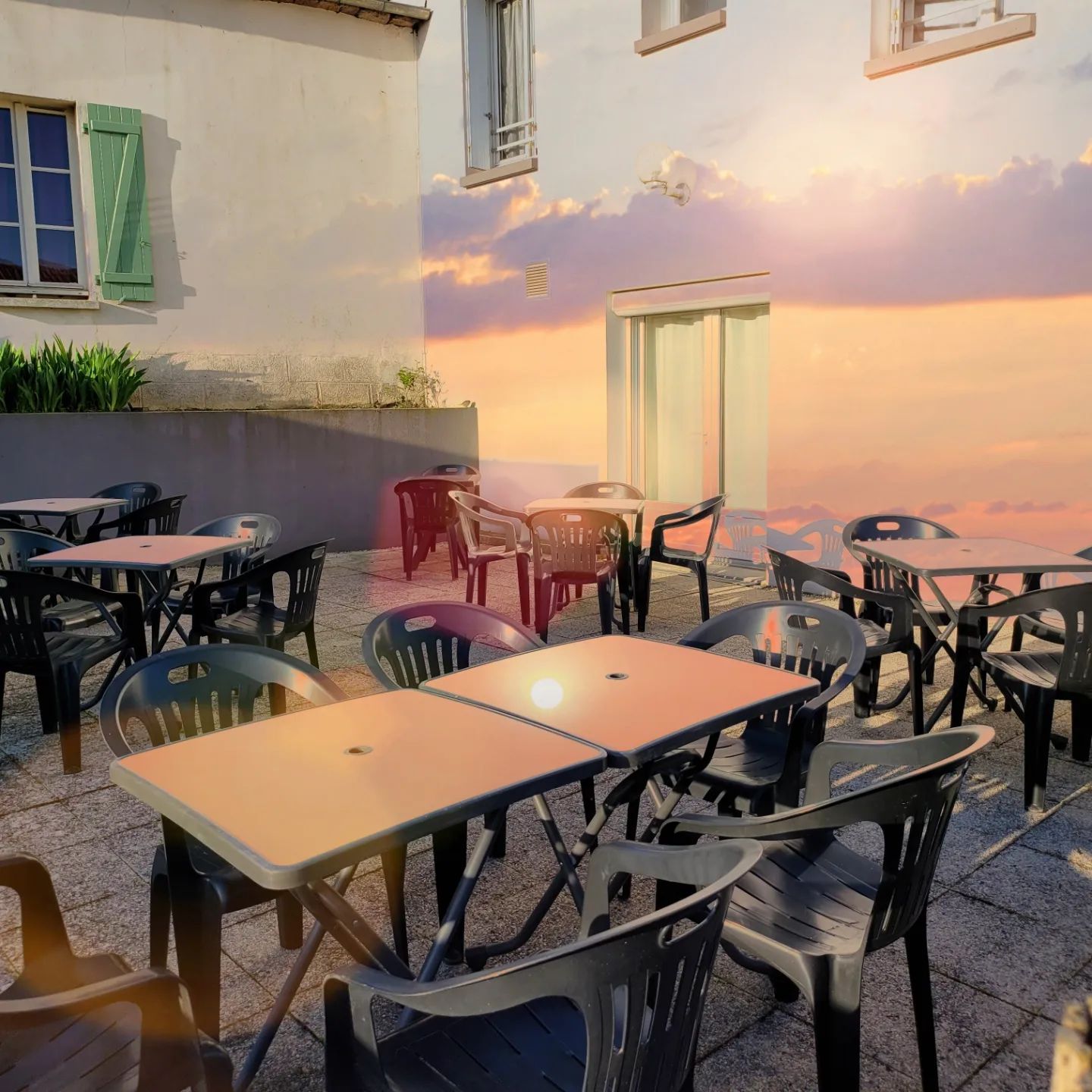 Multi commerce à reprendre en location gérance
Vendée / Menomblet (85700): La commune, propriétaire des locaux met à disposition, suivant un bail commercial, son bar - tabac - restaurant- épicerie -dépôt de pain situé au cœur d'une commune dynamique de 700 habitants, commune rurale. La commune est située à 30 kms du Puy du fou et proche d'un tissu artisanal et industriel fourni ce qui  confère au bar/restaurant une position stratégique et une grande visibilité.

Situé au cœur de la commune, cet établissement est une opportunité en l'absence de concurrence. Il peut devenir un pôle essentiel de la commune, par le développement d’autres services et la création d'animations.

Au rez-de-chaussée, il y a une salle pouvant accueillir jusqu'à 40 couverts donnant sur une très belle terrasse clim. La cuisine est installée, et équipée pour tous types de restauration.

A l'étage, le logement se compose de 3chambres, d’une salle de bain et d’une large pièce de vie.

La volonté de la commune est que cet établissement soit en place avant la fin de l'année.

La restauration et le bar étant des activités importantes pour ce projet, valorisent les expériences en restauration.

Affaire pour des personnalités garantissant la convivialité du lieu, capables de coconstruire les services de proximité répondant aux besoins identifiés en lien avec la commune, en adhésion avec ses valeurs. Des qualités de gérant, de commerçant ainsi qu'une réelle volonté d'entreprendre sont clés pour ce poste.

Le loyer actuel est de 550 € (bail commercial + licence  IV + Matériel mis à disposition) de 250€ pour le logement TTC et la redevance pour le contrat de gérance de 150 € (le tout restant à négocier)
Le repreneur pourra prétendre à plusieurs dispositifs d’aide de la part de l'état et de la région.

Pas d'achat de fonds de commerce mais un investissement personnel est nécessaire.

Profil recherché :
- S'engager en faveur de la ruralité.
- Avoir une expérience significative dans le secteur de la restauration et maitrisez les techniques culinaires essentielles, ainsi que les normes d'hygiène et de sécurité.
- Être disponible et prêt à s'engager dans une démarche entrepreneuriale afin que le projet prenne corps au sein du village.
- Des bases solides en gestion, de rigueur et d'organisation.
- Fédérateur et maîtrise les outils de communication.
- Personne motivée, sérieuse, adaptable, proactive.
- Remplir les conditions liées à l'octroi d'une licence de débit de boissons (Licence IV).
Le commerce possède : une licence IV, une terrasse
Nombre de places en salle : 40
Nombre de places en terrasse : 20
Logement de fonction présent : oui