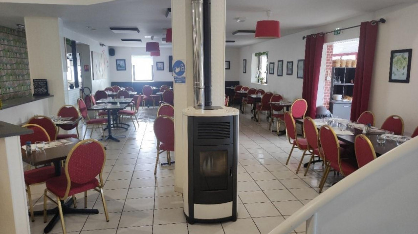 Vend fonds de commerce de restauration qui propose une cuisine traditionnelle à une clientèle professionnelle (ouvriers et cadres) et de particuliers, des clients locaux ou de passage.

En effet,  le restaurant « A l’Armanville » situé dans la zone artisanale d’Armanville à Valognes (70 entreprises), à proximité directe de la nationale 13 desservant Cherbourg et des grands donneurs d’ordre qui regroupent plusieurs milliers d’emplois et de sous-traitants, accueille chaque jour en semaine quelques 100 couverts autour d’une formule du midi et de grillades.

Ce restaurant de 130 couverts est un lieu très animé et une source d’adrénaline pour ses futurs repreneurs qui disposent d’une grande salle, d’une véranda et d’une salle privatisable pour accueillir leurs convives. L’outil de travail est très entretenu, l’espace d’accueil est propre et soigné. Loyer annuel de 24000 € HT.

Actuellement uniquement ouvert sur les cinq services du midi et fermé 3 semaines en août, pendant les fêtes de fin d’année, les jours fériés et ponts, le restaurant garantit aux gérants une belle qualité de vie.

Le restaurant fonctionne avec une équipe de 5 salariés en plus du chef d'entreprise.