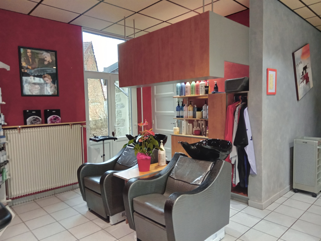 Vends cause retraite, fonds de salon de coiffure mixte situé à Arnay-Duc (21230).
Belle visibilité.
Tenu depuis 28 ans avec clientèle fidèle.
Belle surface, mobilier en état.
Loyer modéré.
Une salariée 32h/sem.
Possibilité de développer.
Affaire à saisir