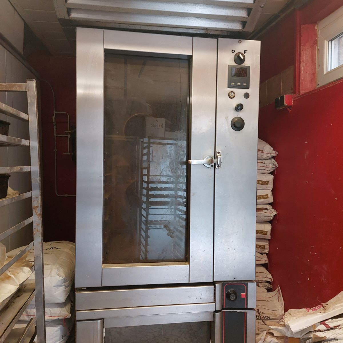 Boulangerie/Pâtisserie/Epicerie à vendre, cause retraite. Beau potentiel de développement, axe très passant avec parking sur une commune de la Baie de Somme. Bail comprenant le magasin, le laboratoire et une habitation Loyer : 500 Euros. Prix de vente du fonds de commerce : 90000 Euros