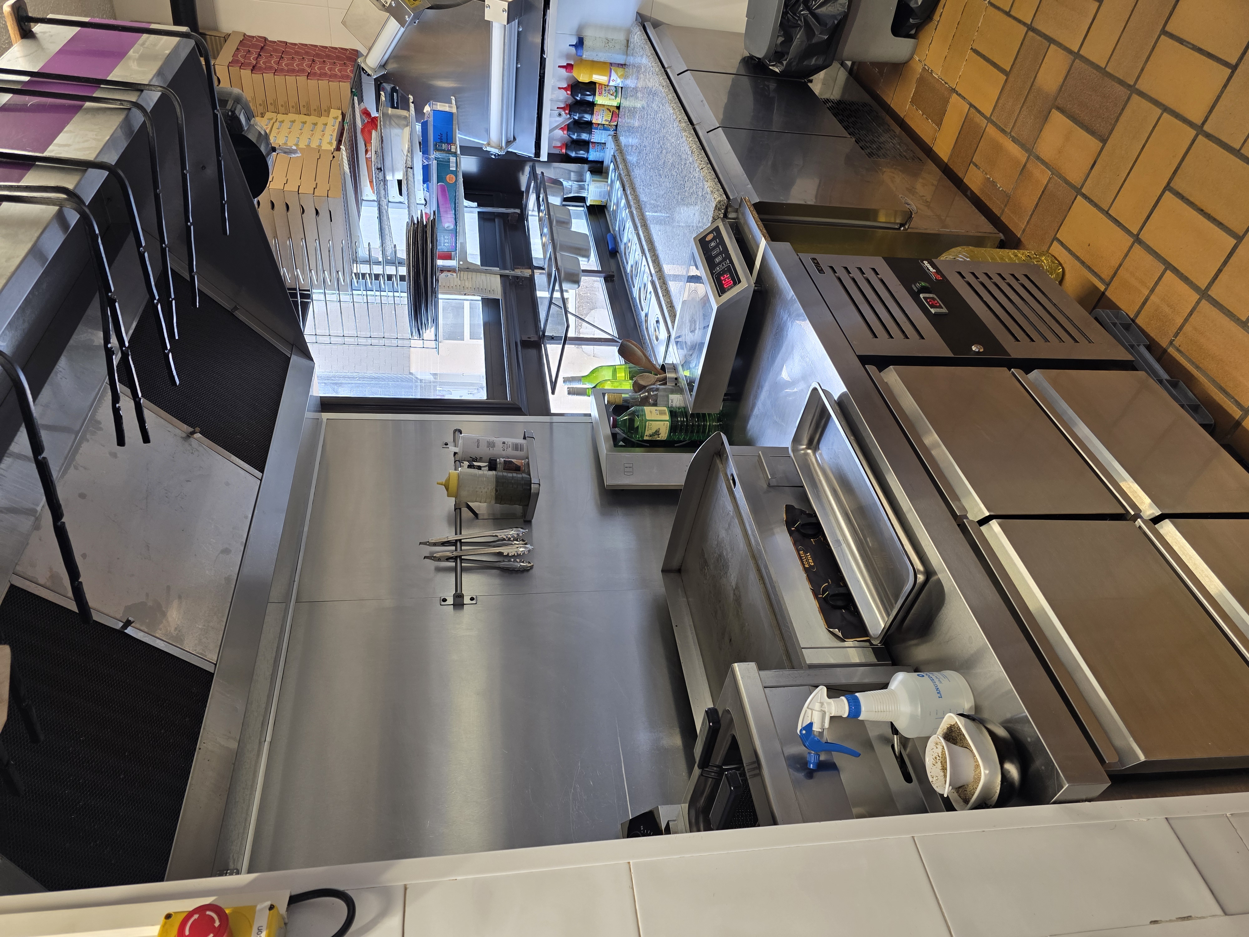 Restaurant pizzeria en station de ski dans les Pyrénées atlantique (la pierre st martin)
Capacité de 36 places
Ouvert de decembre a avril
Licence IV 
Pret a travailler avec tout le materiel qui est en bon etat

Bonne activité nous sommes en place depuis plus de 16 ans
Clientèle fidèle avec beaucoup d espagnol car la station est frontalière 

Spécialités de montagne, pizza, grillade, brochettes suspendues ...

Possibilité d acheter les murs et un appartement au dessus.