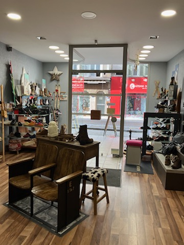 Envie de vous lancer dans une belle aventure...
Cette boutique de chaussures femme et homme, accessoires et maroquinerie, située dans le haut-jura n'attends que vous.
Ses principaux atouts sont une clientèle fidèle, elle est ouverte depuis plus de 50 ans, la boutique a une excellente réputation locale. Elle a une surface de vente 50m2 ainsi qu'une réserve de 70m2
Elle se situe dans la rue principale du centre ville.
Mise en vente suite départ à la retraite.