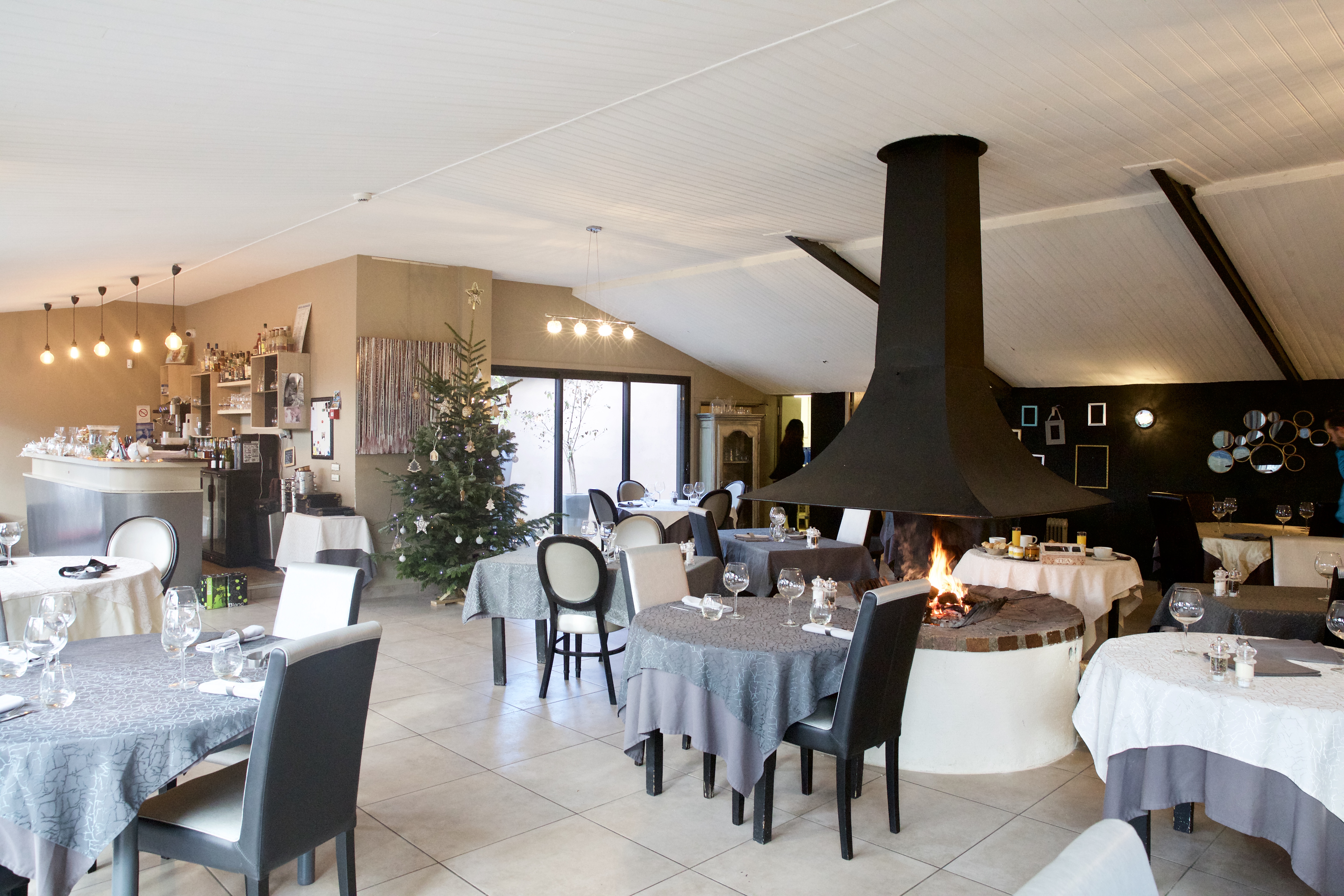 HÔTEL- RESTAURANT fond de commerce à tous les traits de caractère.l’établissement dispose d' une petites dizaines de chambres, d'un restaurant pouvant accueillir plus d'une soixantaine de couverts à l'intérieur, plus d'une soixantaine de couverts à l'extérieur.
Cuisine, salle à manger, bar, lingerie, parking, Terrasse plein sud lumineuse, ensoleillée, ombragée, pleine de charme avec une fontaine.
Matériel professionnel en bon état (four Rational mixte, chambre froide, rénovée en 2020) Grand lieu de stockage.
Loyer 4200€ ttc