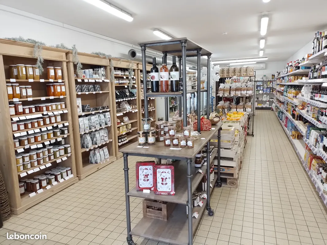 A vendre, jolie épicerie (produits locaux, vins, fromages, charcuterie, épicerie quotidienne) + relais pick-up.
C.A. en progression constante. Devanture neuve, ainsi que les luminaires.
Au centre d'un village en pleine expansion (+ de 2600 habitants).
Médecins, pharmacie, boulangerie, boucherie, crèches et écoles.
Conviendrait bien à un couple. 
Locaux appartenant à la mairie, loyer raisonnable.
