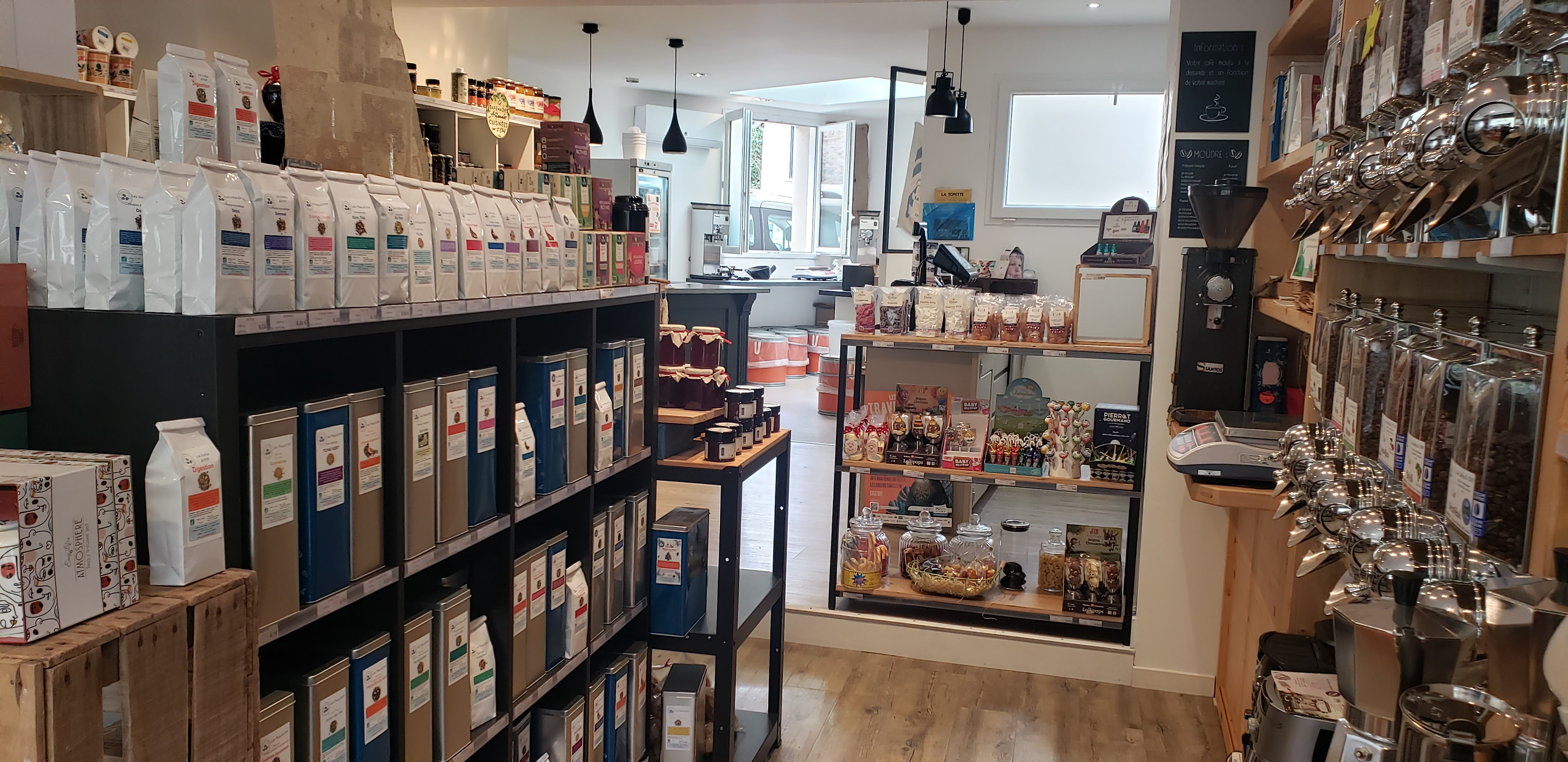 Vends fond de commerce d'une épicerie fine et torréfaction en plein cœur d'un village charmant viticole "coteaux du Layon" sur l'axe principal Angers (20min)/Cholet (30min).

Local de torréfaction collaborative en location non attenant au magasin,  située à 10 min en voiture. Une formation est possible avec un formateur habilité sur le lieu de torréfaction.

-Epicerie atypique avec un bel agencement intérieur.
-Excellente réputation dans le secteur.
-Matériel et meuble vendu avec le fond de commerce (Epicerie et conditionnement pour la torréfaction) 
-Activité de torréfaction (vente pro BtoB et particuliers BtoC). 

L'épicerie possède une clientèle fidèle composée majoritairement de particuliers mais également de collectivités, associations locales et entreprises.
La torréfaction possède une clientèle de professionnels revendeurs, des restaurants et des entreprises.

- Epicerie fine spécialisée dans les produits locaux. 
- Espace de vente 38m2
- Petit comptoir pour servir des boissons chaudes à emporter et glace artisanale.
- Une réserve de  8m2
- Espace bureau 4m2
- Atelier de 12m2 (Préparation de commandes, conditionnement...)
- Magasin climatisé.
- Place de parking privée.
- Site internet et E-commerce en place.
- Parking pour la clientèle sur la place de l'église en face du magasin.
- Un deuxième accès pour les livraisons.
Les murs appartiennent à une SCI  le loyer est de ( 700€ HT) , 
- CA annuel de 305 000€ 

Les + :
- Activité créée depuis 2016
- Nom de l'Entreprise reconnu
- Accompagnement et relais pour la reprise
- Faible charge
- Actuellement il y a un gérant et un salarié à temps plein.
- Le magasin est en vente car nous souhaitons nous orienter sur un autre projet. L'activité économique du magasin est rentable depuis la création et est en constante progression.
Pour toutes questions, n'hésitez pas à me contacter.