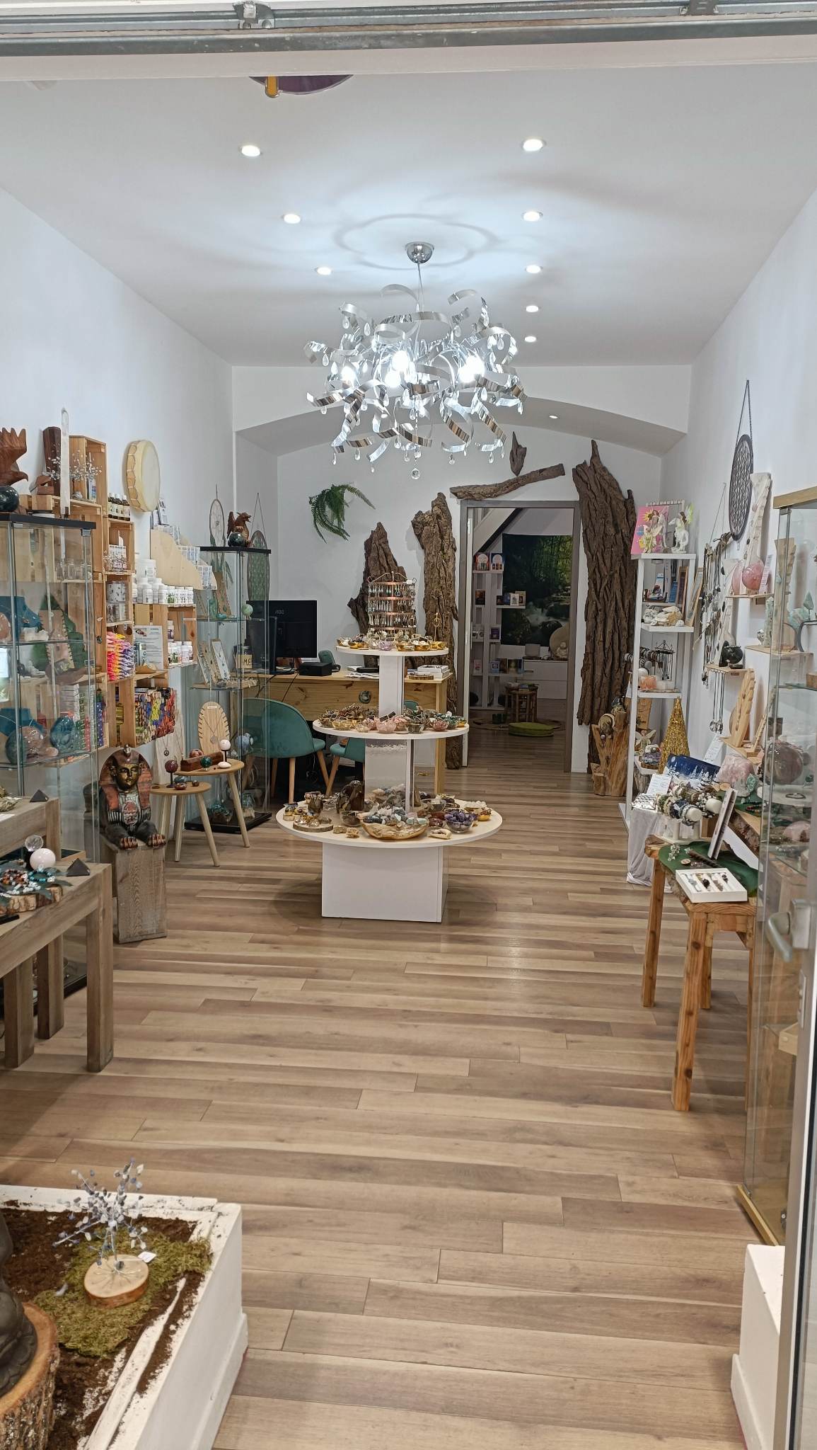 Vente du fond de commerce 
Surface 77 m2 
Au cœur du centre ville de Martigues, le local est situé au 29 rue Lamartine dans une rue piétonne. 
La boutique est composée de 3 espaces :
- Un espace boutique : Vente de minéraux, bijoux, encens, compléments alimentaires, huiles essentielles, livres, oracles. 
-Un espace méditation, ateliers. 
- Un espace massage, soins, hypnose à disposition des praticiens . 
Fond de commerce : 30 000 euro
Stock : 8 000 euro 
Total : 38 000  euro négociable