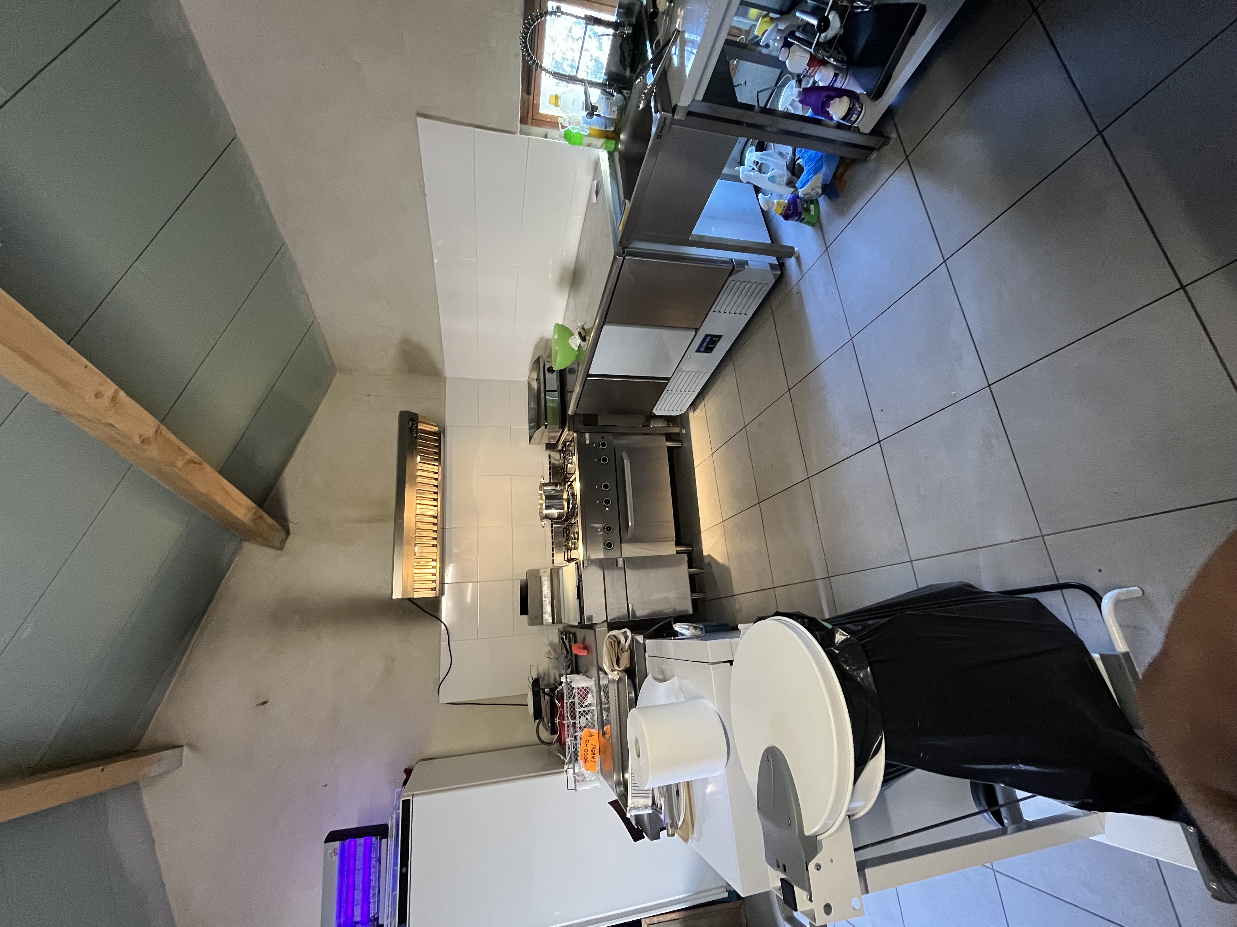 Vends épicerie multiservices dans un village très charmant et une vue exceptionnels épicerie possède un petit coin légumes fruits ainsi qu’une partie boucherie Fromages Nous proposons le pain des viennoiseries et des petits gâteaux. Nous proposons aussi des bouteilles de gaz et nous avons une magnifique cuisine, nous préparons des plats à emporter le midi ou le soir. et nous sommes aussi un relais. Postal. nous avons repris ce Commerce, il y a 10 ans avec ma femme et mes quatre enfants, je m’en sépare car j’ai des problèmes de santé assez compliqué. Ce commerce est vraiment idéal pour un couple.