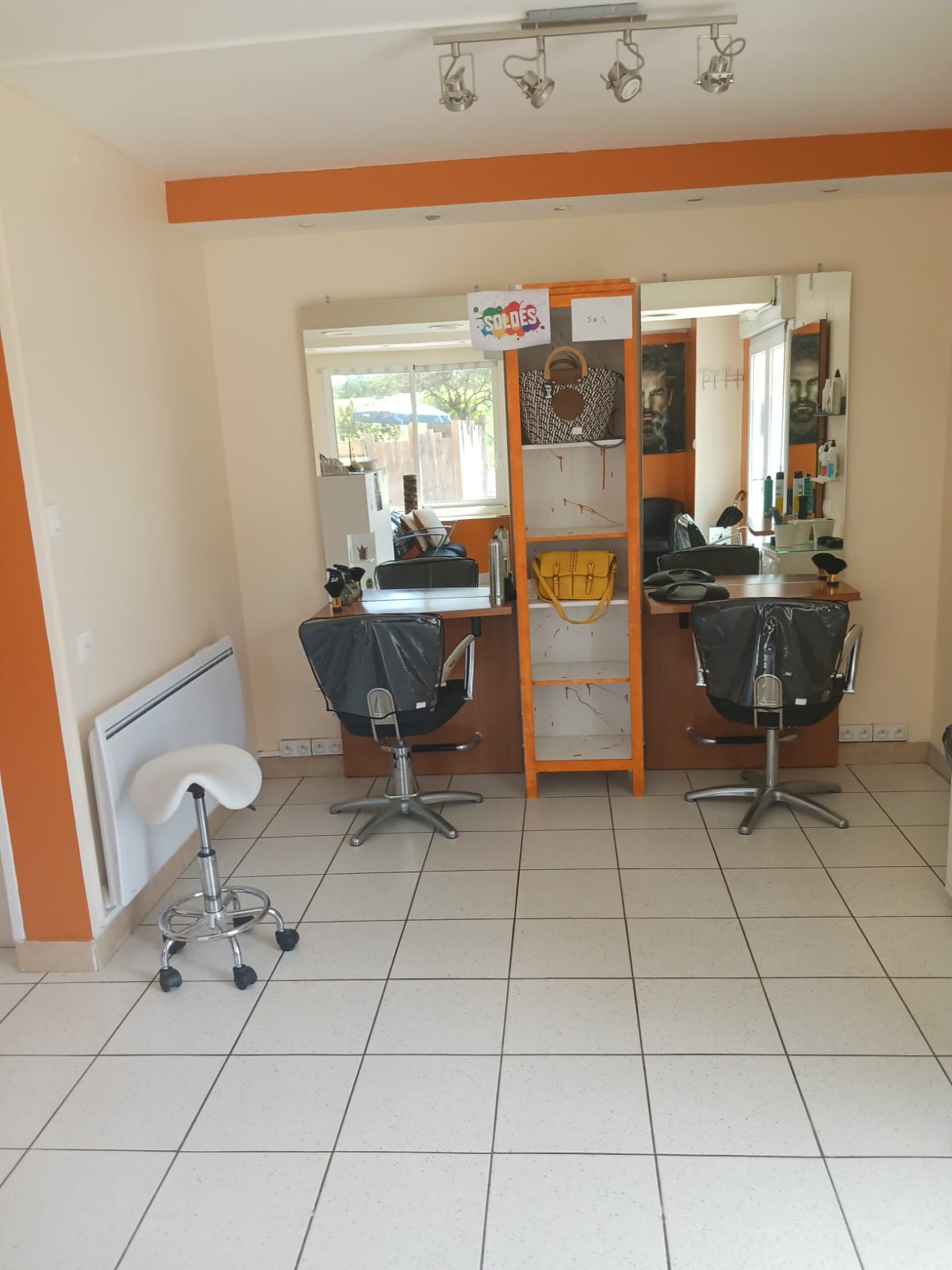 URGENT. À vendre salon de coiffure mixte cause maladie 
Au sud de Dax
Convient à une personne désireuse d’excercer dans un milieu rural proche d’une ville 
Axe passant.  Grand parking 
Local de 55 m2   Pièce attenante pour une onglerie,esthétique etc 
Mobilier 
2 bacs.   3 places de coiffage 
2 Climazons 
Meubles de rangements.  Meuble pour la vente 
Réserve avec
Étagères.  Micro onde. Frigidaire 
Dans le prix il y a tout le stock produits pour la coiffure et produits pour la vente 
Tout le petit matériel. Serviettes. Peignoirs. 
Brosses  Tondeuses etc 
Pas de personnel à reprendre 
J’étudie toutes les propositions 
Pas sérieux s’abstenir