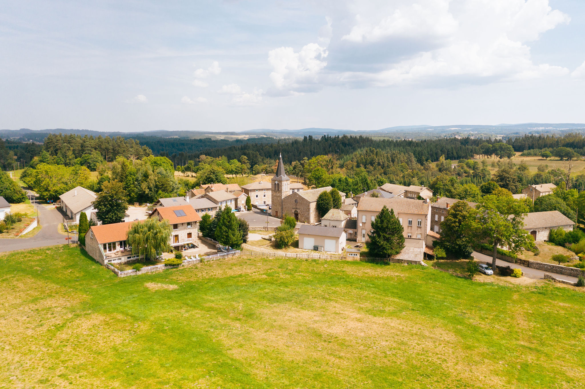 UN RESTAURANT AU CŒUR D’UNE NATURE PRESERVEE
En Haute-Loire, à proximité du lac de Lavalette et de sa base de loisirs, Chenereilles est un authentique village de plus de 300 habitants.
Panorama exceptionnel sur le Lizieux et les Sucs d’Yssingeaux, située à 1h45 de Lyon et 50min de St-Etienne, la commune est traversée par des chemins pédestres et connait une forte fréquentation touristique.
Commerces et services à 10 minutes à Tence.

UN RESTAURANT AU COEUR DU VILLAGE
Rénovation d’un bâtiment existant et extension de ce dernier en vue d’accueillir un restaurant d’une capacité de 30-40 couverts complétés par une terrasse. Une licence IV est disponible sur la commune. 

MODALITES DE REPRISE et ACCOMPAGNEMENT
Aides financières possibles / Avantages fiscaux (ZRR)
Bail commercial, achat d’équipements à prévoir
Possibilité de louer un logement communal
DESCRIPTIF
Accueil-bar lounge de 37 m²
Cuisine de 26 m²
Salle de restauration de 55 m²
Terrasse de 36 m² avec vue dégagée sur le Lizieux 

Travaux d’aménagement réalisés par la commune. Livraison du bâtiment prévu pour fin 2026.