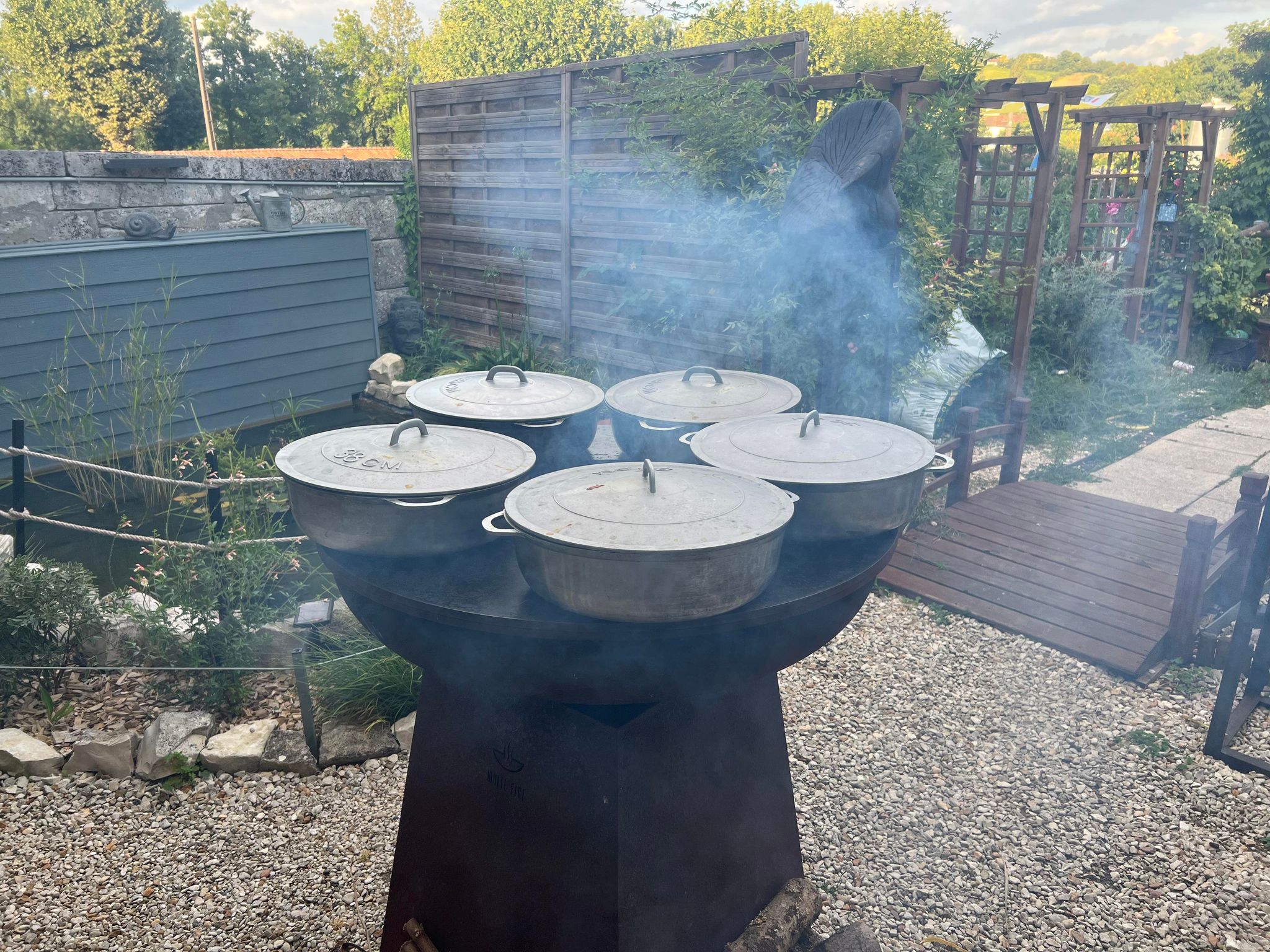 A vendre Murs et Fond Restaurant. Au cœur du village. Sud Charentes. Axe Angoulême/Libourne. Sans concurrence. Agencement neuf. Restaurant 35 places +Terrasse d’été ombragée 50 places. Bar extérieur. Licence IV. C.A.  en progression constante.
Dont 2 appartements : 1 logement de fonction, 2 chambres, cuisine ouverte équipée sur séjour/salon, WC, douche.
1 logement locatif, 3 chambres, cuisine ouverte équipée sur séjour, WC, douche.
Prix : 365 000 €