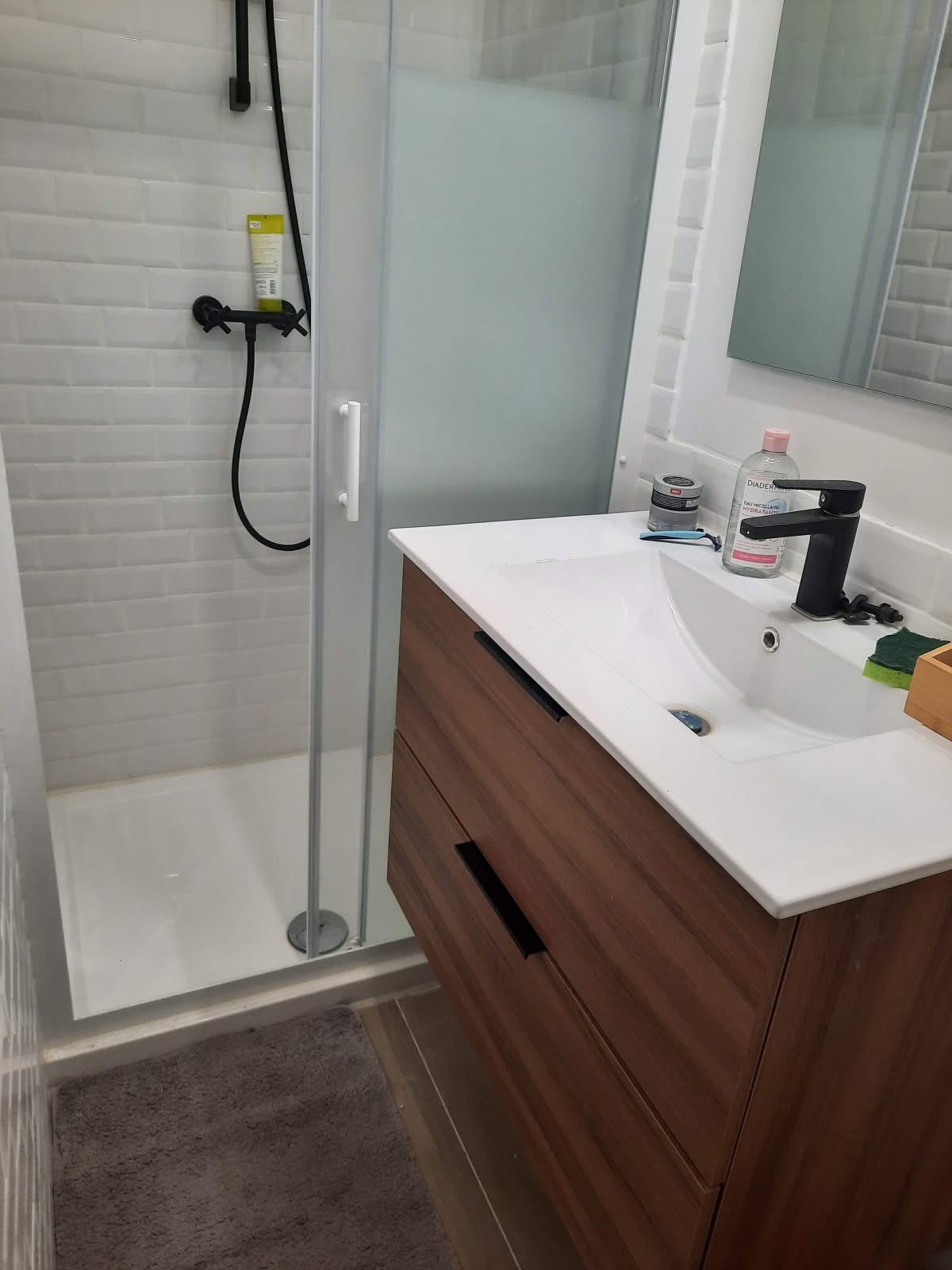 A vendre murs qui peut  servir de local pour professionnel ou autre à l étage appartement refait à neuf  chambre bureau, salle de bain, wc salon le tout 70m2