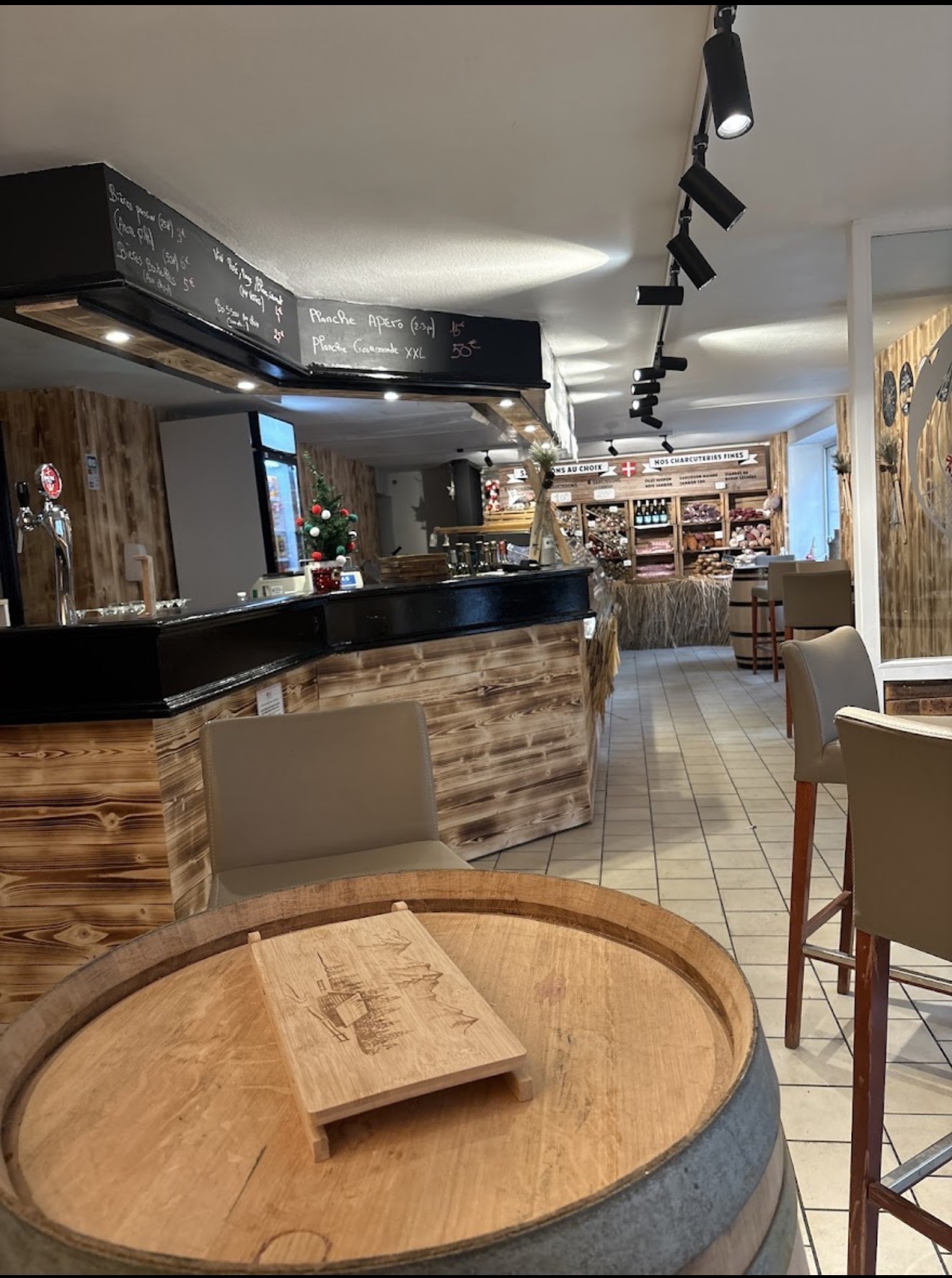 À louer Local commercial bel emplacement
Idéal Pour restauration
Restaurant crêperie pizzeria grill
Possibilité toute autre activités
Dernièrement occupé en fromagerie cave à vins
Pas de pas de porte à acheter
Pas de licence 4
Mais licence 3
Façade ensoleillée
Dégagement devant garantissant la visibilité
Place de stationnement minutes devant 
loyer 850€
Sanitaire
Situé dans la rue principale
Quartier en plein développement à 200m
Proche poste, lycées, église, cinéma, boulangerie