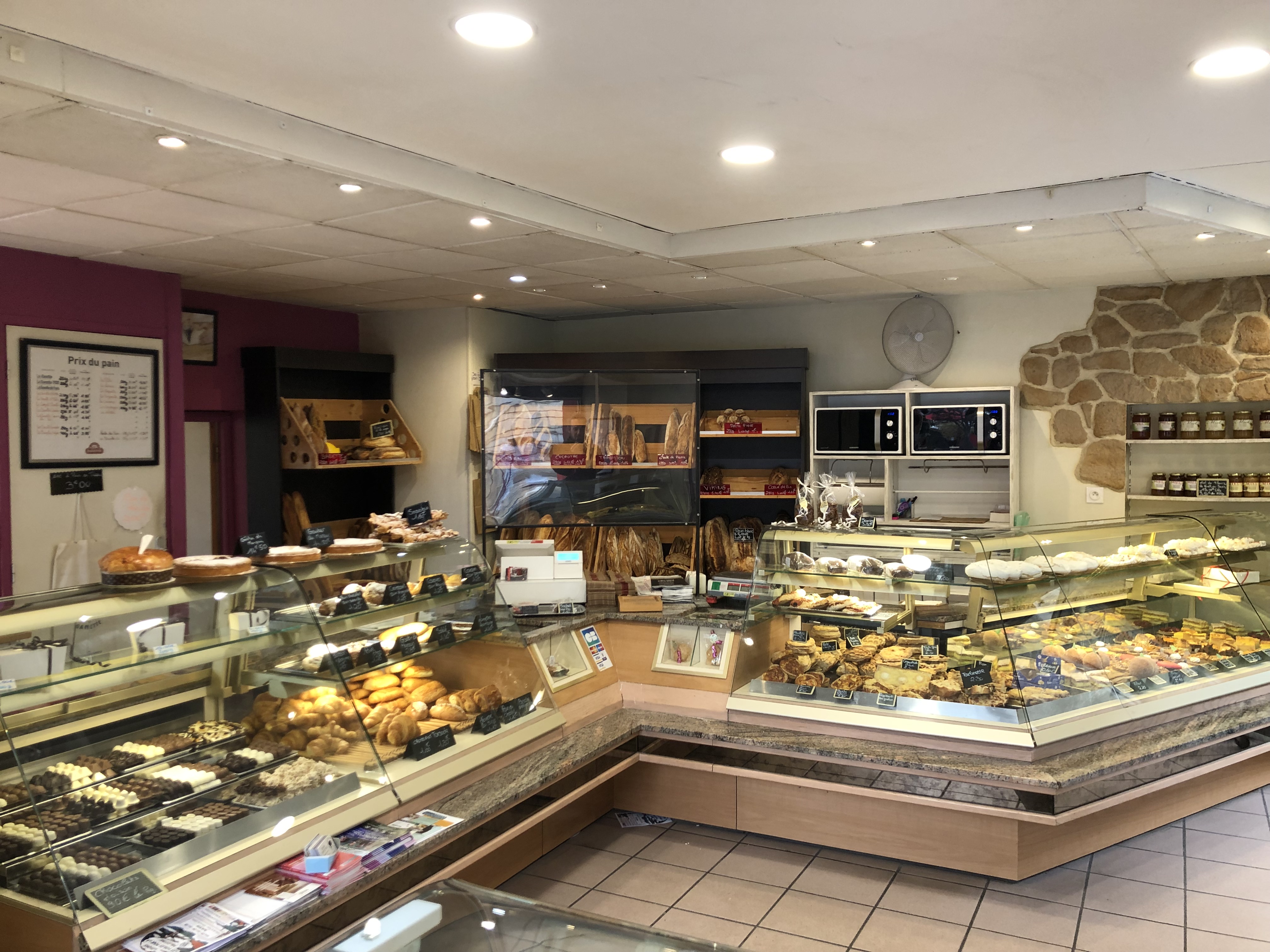 DESCRIPTION TECHNIQUE


Fonds de commerce de boulangerie-pâtisserie dans la commune de Langeac (43300) à reprendre pour cause de changement d’activité, comprenant du matériel professionnel complet dans un excellent état et permettant l’exploitation du commerce dès la reprise, idéal pour un couple. 

Ce commerce bénéficie d’un très bon emplacement, faisant l’angle au niveau d’une des trois rues les plus commerçantes de Langeac, à quelques pas de la mairie et entouré d’autres commerces de proximité amenant beaucoup de passage (épicerie de centre, boucherie, bijouterie, bar, restauration rapide, …). Par ailleurs, deux entrées existent sur le local en plus de l’entrée principale en boutique (une pour l’atelier boulangerie et une pour l’atelier pâtisserie). La superficie totale est de 120m² répartie comme suit : 40m² pour la partie pâtisserie, 40m² pour la partie boulangerie et 40m² pour la partie boutique. En plus de ces 120m² une réserve de 60m² à l’étage est comprise dans le bail. Le loyer est quant à lui de 761 €/mois.

Au niveau du matériel, la partie boulangerie comprend : un four électrique de 3 niveaux de 2001 en très bon état (en contrat avec le tarif particulier et un compteur à part, ce qui limite les charges d’énergie), 3 chambres froides, une diviseuse, une façonneuse, un repose pâton, un pétrin, une tour réfrigérée, un refroidisseur d’eau et tout le petit matériel habituel. La partie pâtisserie comprend quant à elle : une plonge, un frigo, un conservateur et un surgélateur, un laminoir, une tour réfrigérée, un four rotatif au gaz de ville, un batteur, une tritico, une machine à glace italienne. Est également compris dans le fonds tout le matériel de boutique (trancheuses, vitrines, …) et les rangements de la réserve.

Le commerce fonctionne actuellement avec un boulanger, un pâtissier et trois serveuses, pour une ouverture 6j/7 de 6h à 19h, et propose la gamme classique de la boulangerie pâtisserie, salades et sandwichs pour les travailleurs, glaces l’été… Repris en 2015, son chiffre d’affaires n’a fait qu’augmenter depuis pour atteindre 270 000 € au dernier bilan. Les charges sont de 630 €/mois d’électricité et 300€/mois de gaz.
4 appartements existent au-dessus du commerce, leurs disponibilités est à discuter avec le propriétaire des murs.
Prix de vente du fonds : 130 000 €.

TERRITOIRE


Cette boulangerie est située au sein de la Communauté de communes des rives du Haut-Allier (CCRHA), dans le département de la Haute-Loire, récemment élu département préféré des français au plan de l’attractivité touristique. Le territoire de la CCRHA compte 16 000 habitants et est sillonné du nord au sud par la rivière Allier. Le paysage aux multiples nuances de vert et de bleu alterne gorges et plateaux volcaniques typique de l’Auvergne, garantie d’un cadre naturel exceptionnel et préservé. Son patrimoine historique et architectural complète son charme.  

La commune de Langeac, dont la population est d’environ 3 500 habitants, dispose de nombreux artisans, commerces, associations et services publics. De nombreuses entreprises et deux zones d’activité sont sources d’emplois et d’attractivité économique. De plus, le camping trois étoiles connait une belle fréquentation en augmentation depuis les 4 dernières années (pics à 1 200 personnes/j en été). Traversée par l’Allier, Langeac offre un cadre naturel reposant et charmant, renforcé par la présence de l’île d’Amour qui participe à son attractivité, notamment touristique. 
Le territoire du Haut-Allier est facilement accessible depuis l'autoroute A75, à 1h de Clermont Ferrand et 3h de Montpellier. L’axe routier principal est la N 102 prolongée par la N 88 qui le relie à St Etienne et Lyon en 2h30. Des gares de proximité assurent la desserte ferroviaire sur la ligne Paris, Clermont-Ferrand, Nîmes via Langeac, le bourg-centre. Langeac est par ailleurs située à 30 minutes du Puy en Velay, préfecture du département. 

Disposant de nombreux services et commerces le territoire répond à tous les besoins principaux de la vie dans un rayon de moins de 20 min en voiture. Le tissu associatif est aussi très développé (plus d'une centaine d'associations) et propose des activités culturelles, sportives, de loisirs... Le Haut-Allier offre ainsi une vraie qualité de vie à ses habitants. Un solide secteur industriel et agricole complète le bassin d’emplois, ainsi qu'une économie touristique forte.

AIDES INSTALLATION 


L'ensemble de la CCRHA se trouve en ZFRR (zone de revitalisation rurale), ce qui induit une exonération d'impôts sur la société pendant 5 ans.
Des aides financières liées à la reprise d'une boulangerie peuvent être attribuées par la Communauté de communes, la Région et l'Europe. 
Cette boulangerie-pâtisserie n’attend plus que vous !!
Contact : 
Propriétaires : nicolassanial2511@gmail.com / 06.26.27.41.26
Communauté de communes : Joseph LAURENT / j.laurent@rivesduhautallier.fr / 06.66.44.48.06