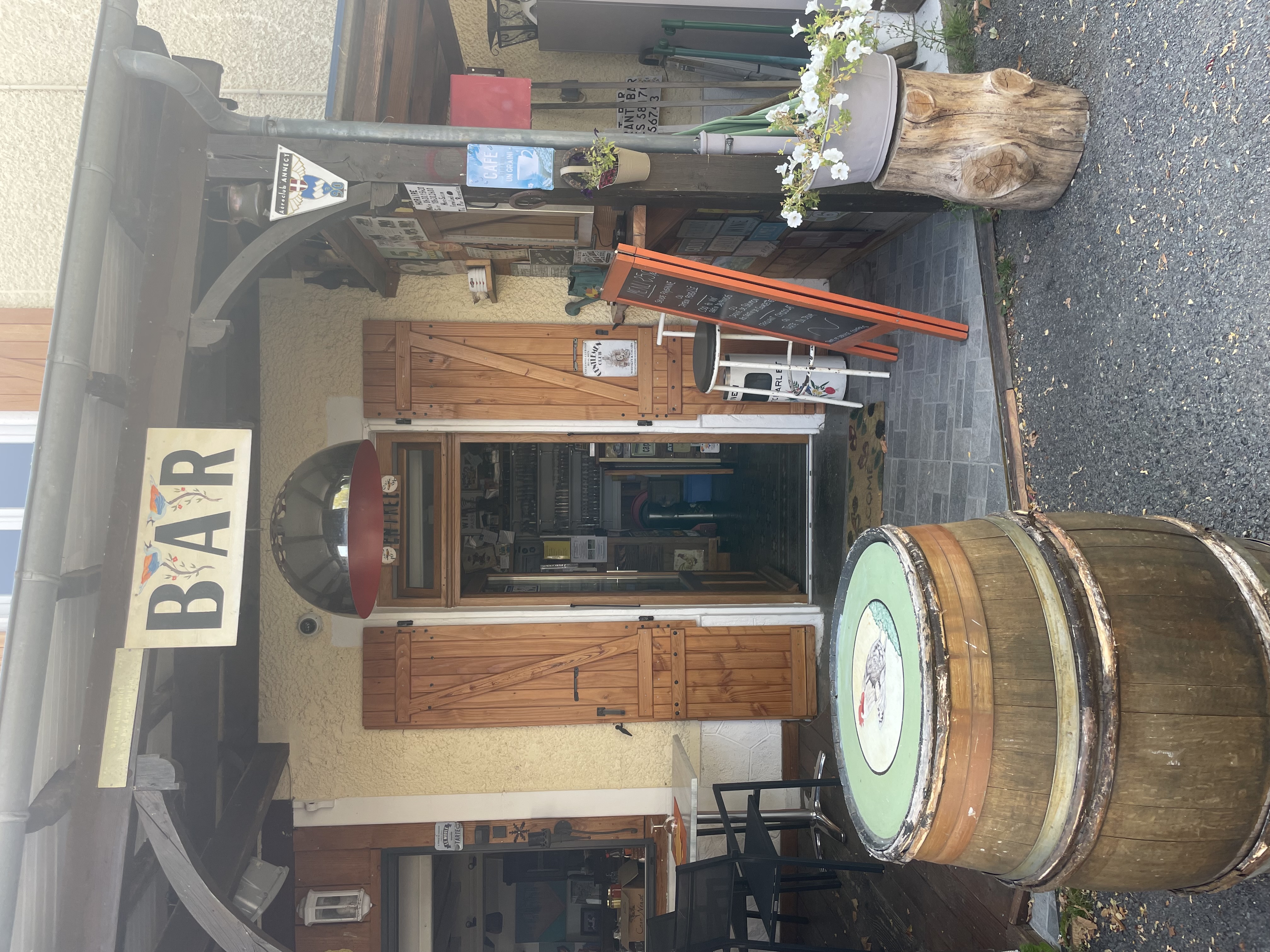 58170 - Chiddes -  400 M² - OPPORTUNITÉ À SAISIR ! Fond de commerce + murs en parfait état au cœur du parc naturel régional du Morvan.

Restaurant et Bar. 

Très belle affaire dans le sud du Morvan, noté 4,5/5 sur Google bénéficiant d’une clientèle fidèle. 
Cause retraite.

Emplacement de qualité dans un joli village. 3h de Paris.
Clientèle fidèle :
Etrangère : hollandaise et belge
Locale : ouvriers, villages voisins, habitués. 
70 couverts, très belle terrasse, visibilité optimale. (Route de passage)
3 salles, 2 toilettes, 1 espace de stockage, 1 cuisine équipée, 1 bar, 1 grande terrasse et une cave.
Ouvert toute l’année 

324 999 € mur + fond.
Possibilité d’acheter 2 maisons très proche restaurant pour le personnel ou création de gîtes. (chasseurs etc.)

Très belle opportunité, à saisir!